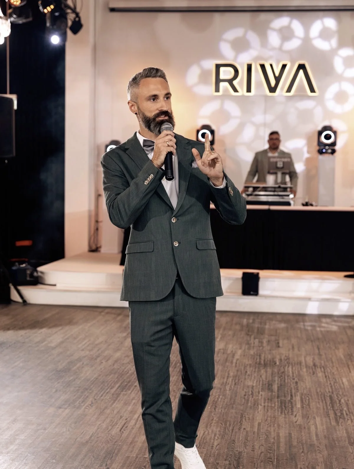 Tamada Stas für StasEvents von Tobi auf einer Hochzeit die deutsch-russische war mit einem dj und musikband in der riva location