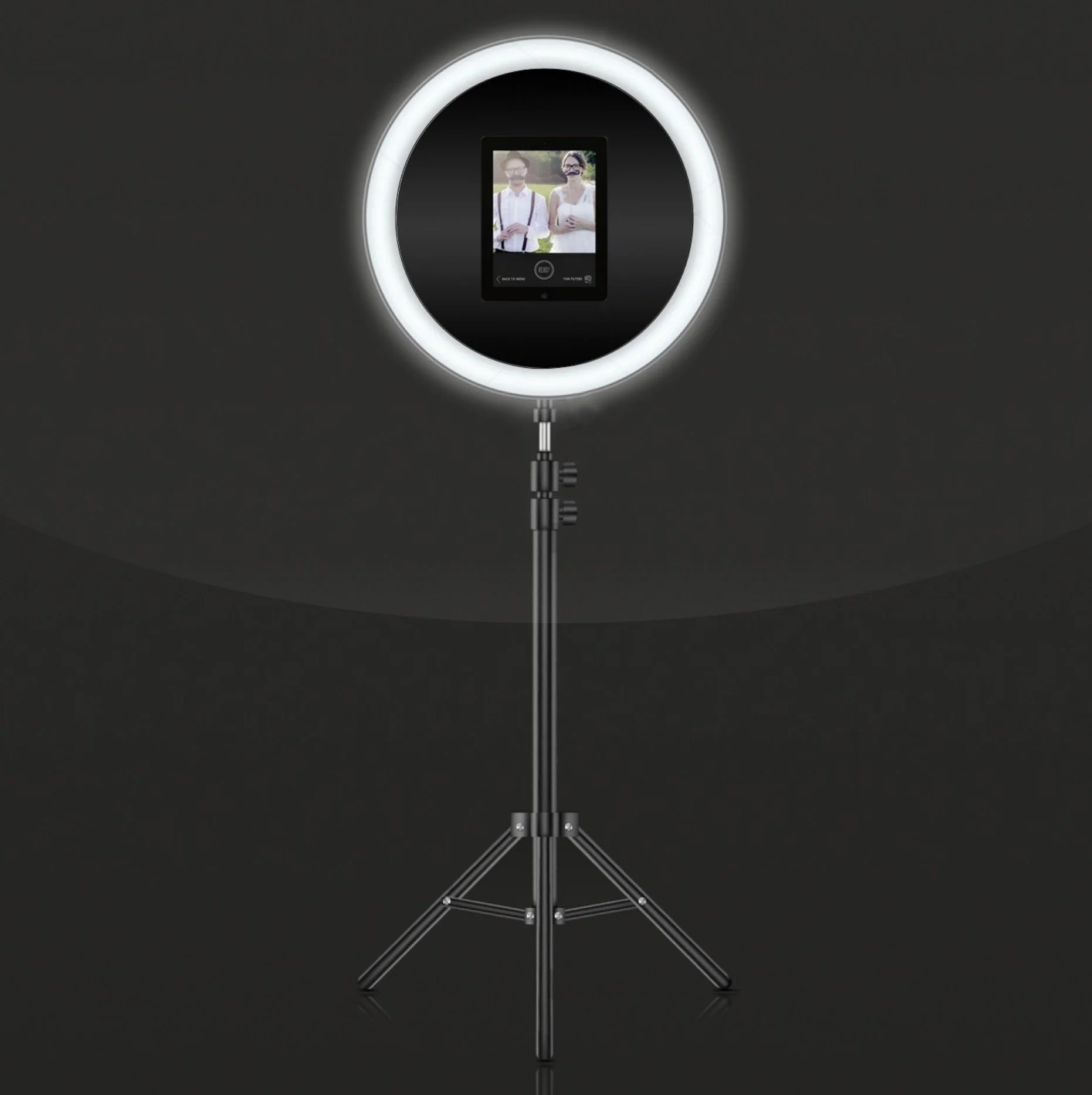 Fotobox Phothobooth Ein Ringlicht-Setup mit einem Smartphone, das aufnahmen von zwei Personen macht, vor einem dunklen Hintergrund.