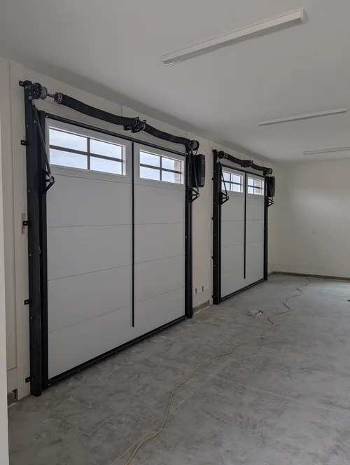 Trackless pivot hardware detail