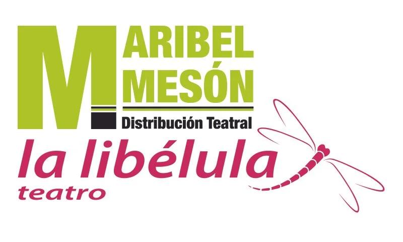 Logo de la compañía de teatro 'La libélula', que incluye los nombres Maribel Mesón y Distribución Teatral, con un dibujo de una libélula roja con alas y un diseño moderno en colores verdes, negros y rosados.