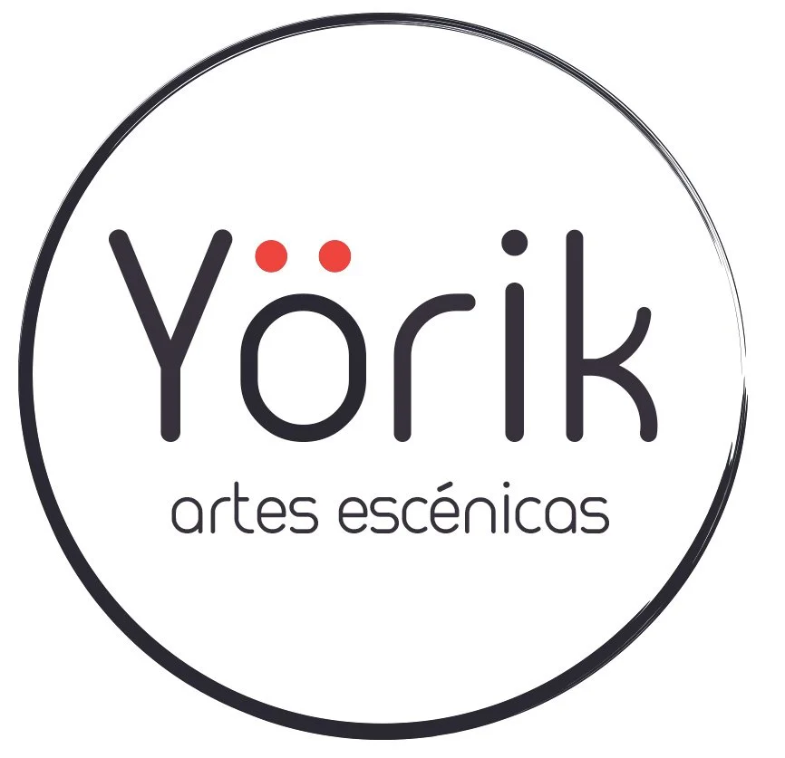 Logotipo de Yorik artes escénicas en un círculo con texto en negro y dos puntos rojos sobre la letra 'i'