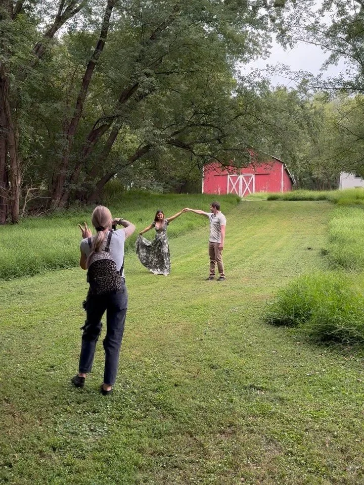 Behind the scenes engagement shoot with the prettiest bride-to-be @velaangee + best in the biz @jomarieportraits. These are going to be sooooo beautiful. 🍂🩷🌾

#loudounweddings #loudouncountyva #loudounweddingvenue #frederickweddings #lucketts #lov