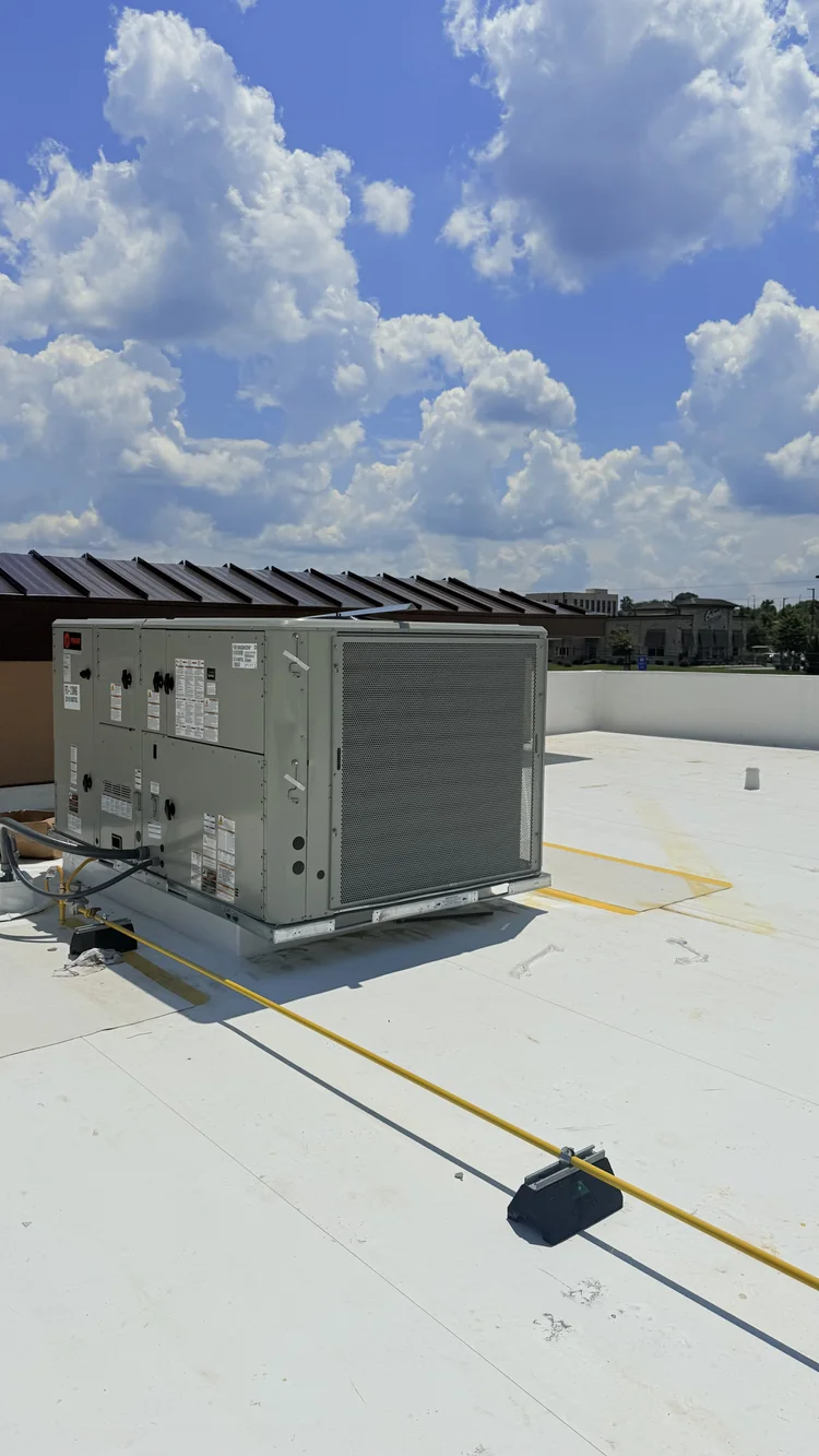 Equipo HVAC comercial sobre un techo