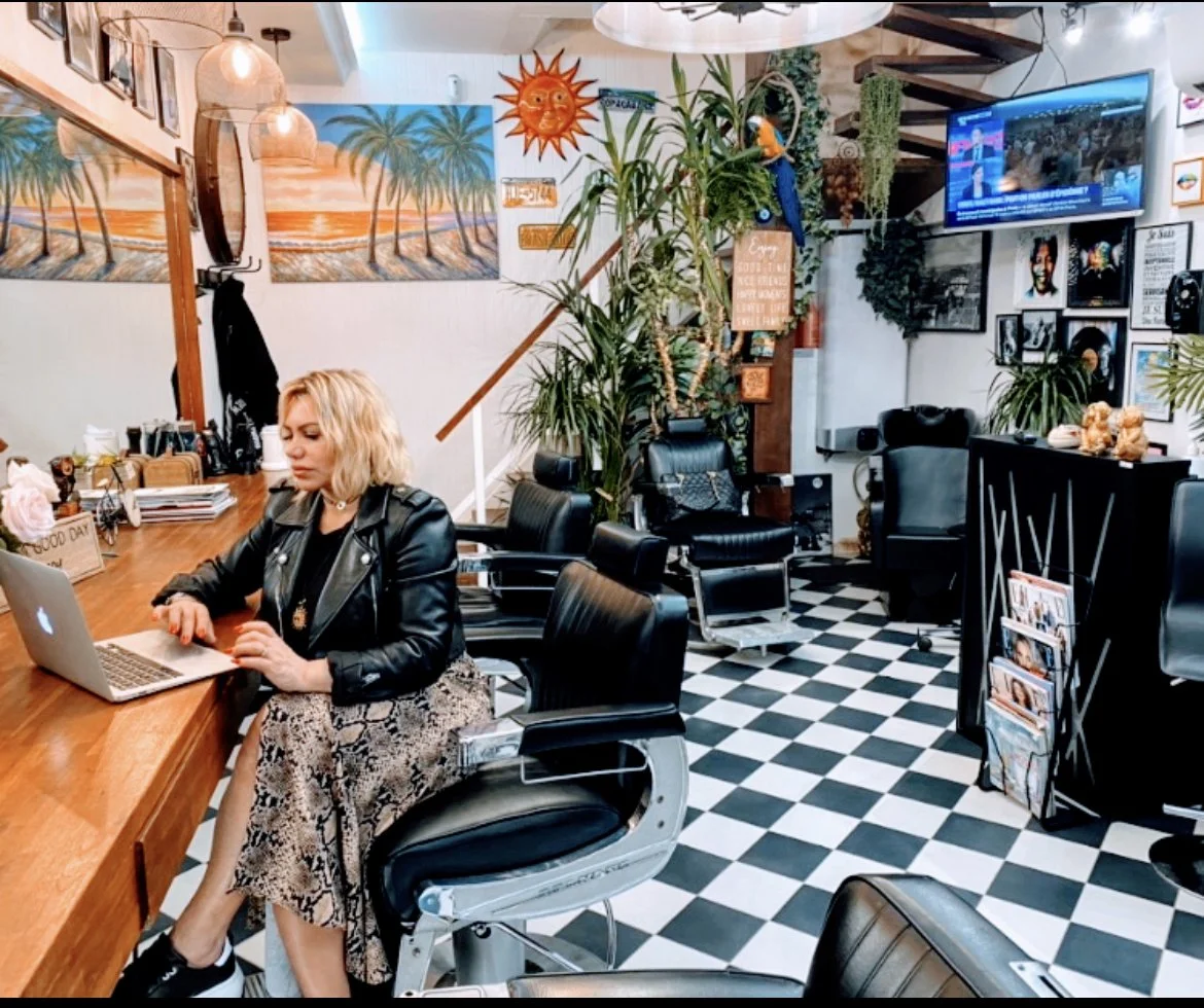 helena pinet en jacket cuir salon RDC.jpg