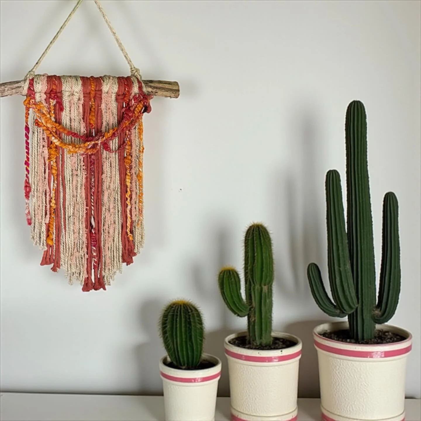 Indulge in the beauty of summer with our handmade "Dessert Dream" tapestry! Crafted with a blend of art, yarn, and macramé, it offers a variety of textures that will awaken your senses and evoke the feeling of desert heat. Experience