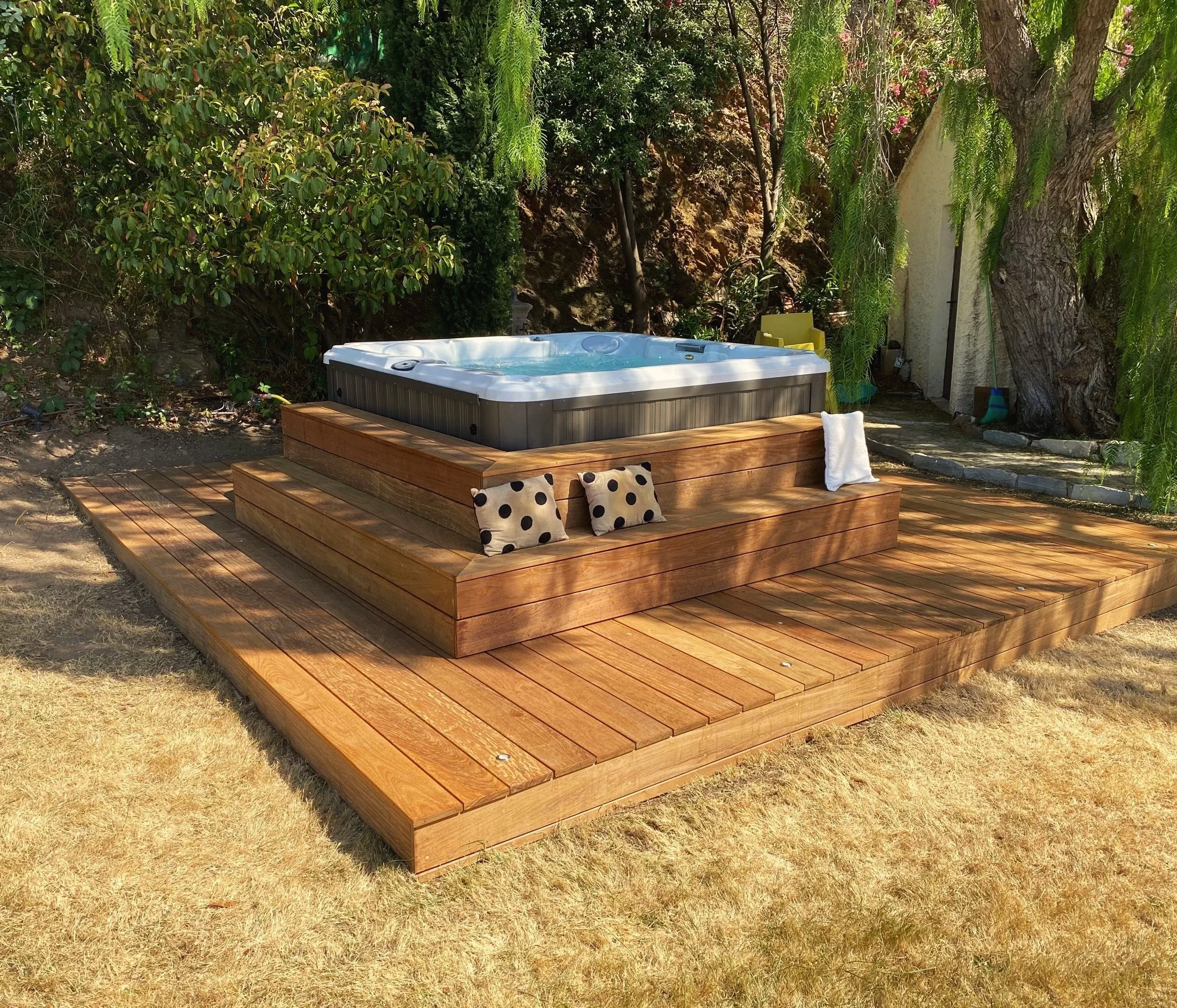 Revêtement extérieur pour jacuzzi en bois