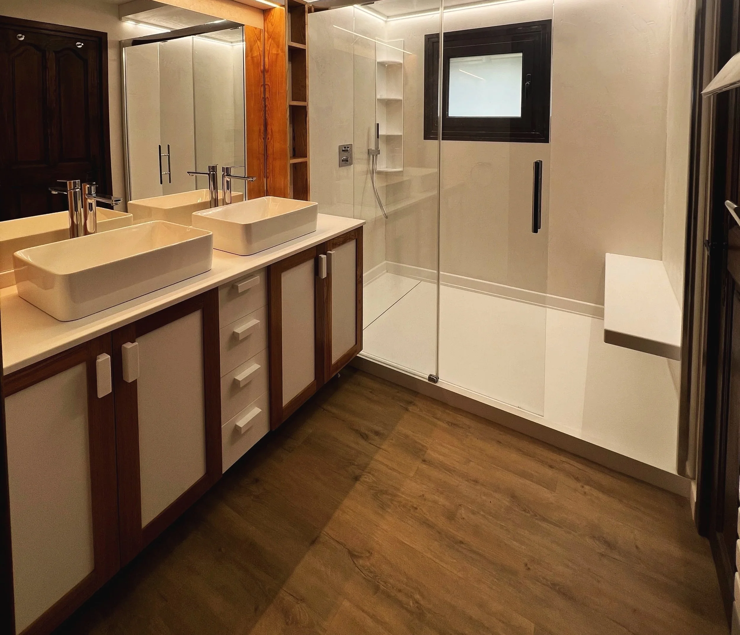 Salle de bain et bois et Corian