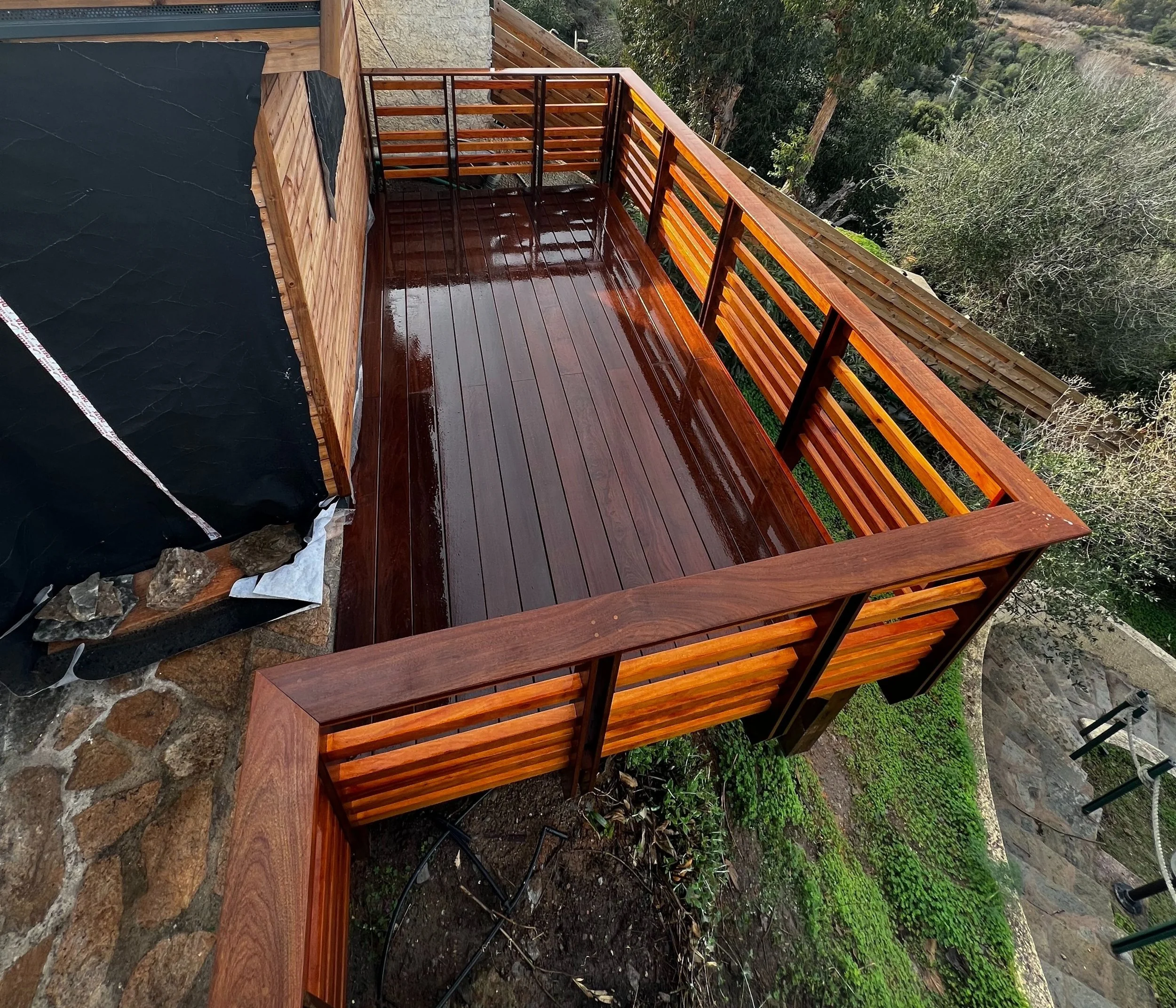 Balcon en bois poli avec vue sur la nature, conception sur mesure 