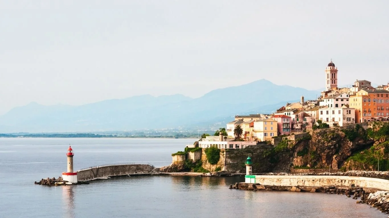 Vue de Bastia - Inspiration méditerranéenne – panorama côtier évoquant l’univers d’Art Design Créations.