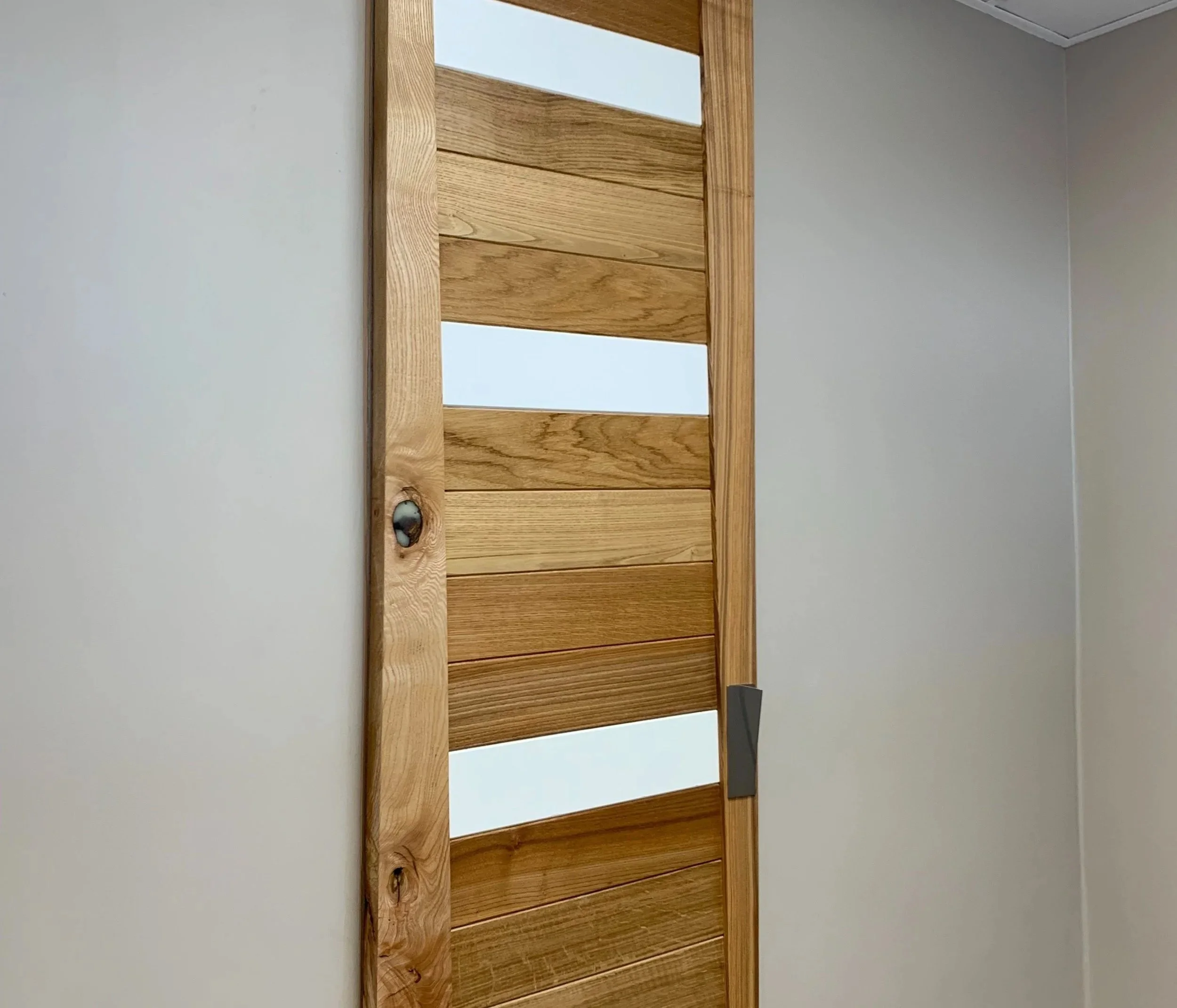 Porte en bois de placard de salle de bain