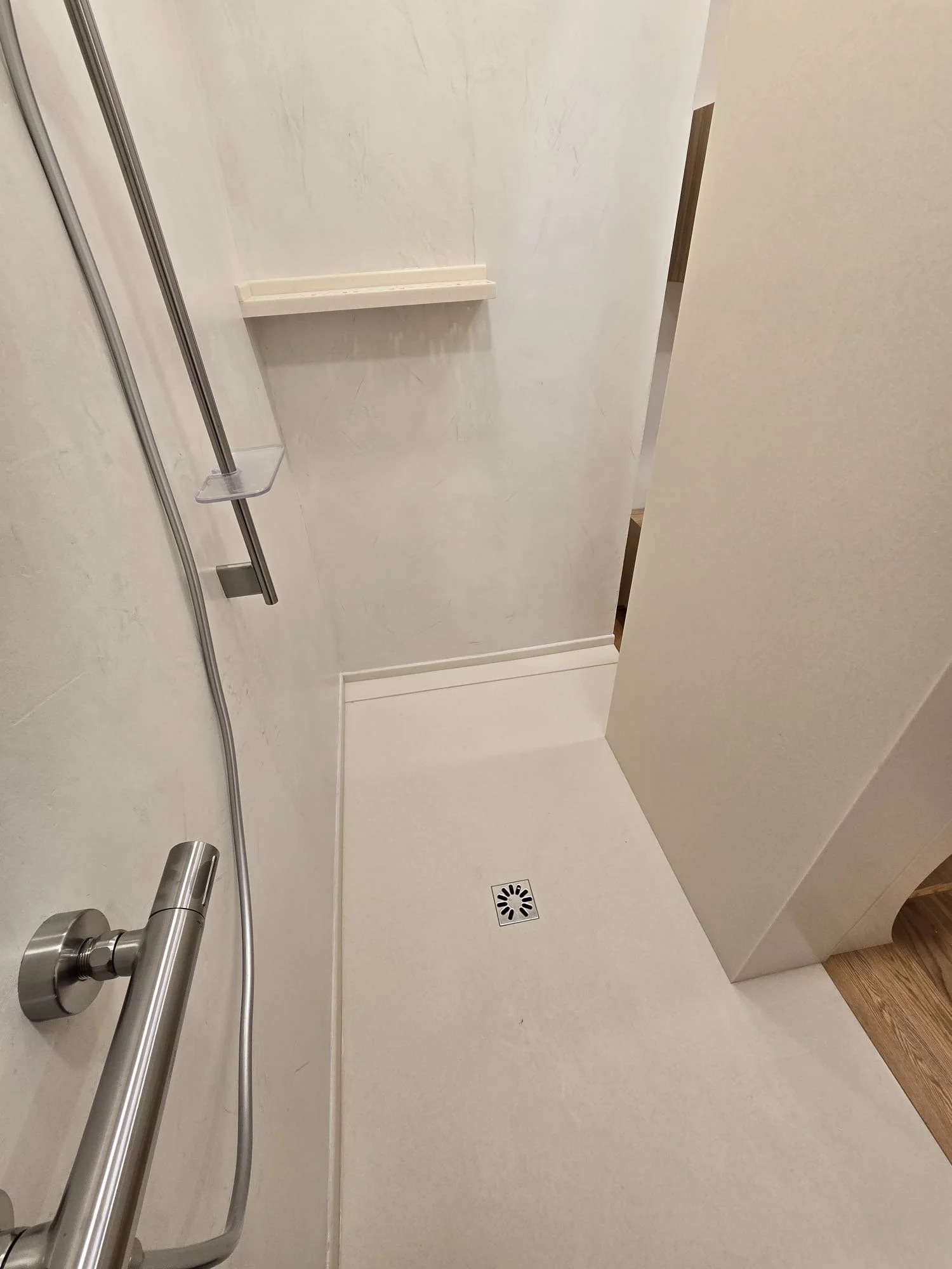 Réalisation d’un bac à douche en Corian® sur mesure à Bastia. Conçu pour offrir une finition élégante et sans joints apparents, ce projet allie design contemporain, confort d’utilisation et durabilité pour une salle de bain haut de gamme.