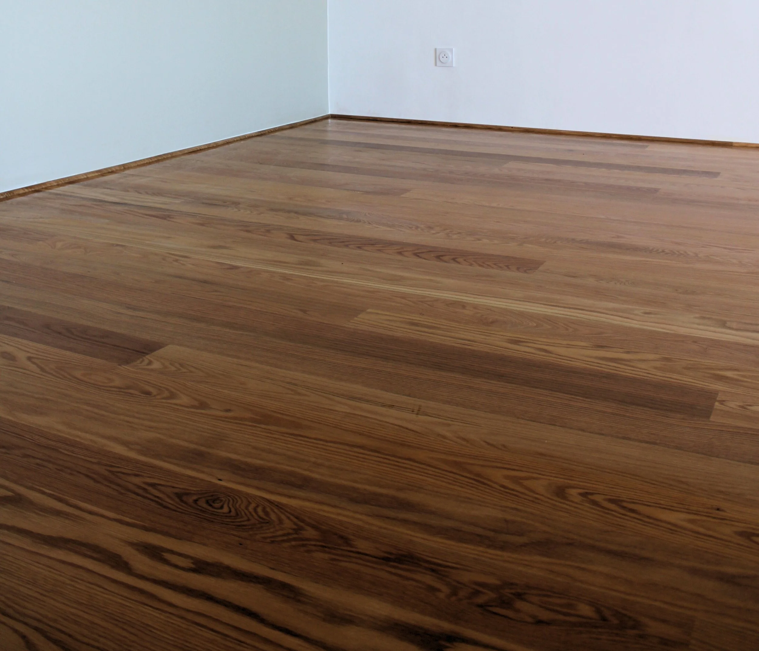 Pose de parquet sur mesure par l’équipe d’Art Design Créations.