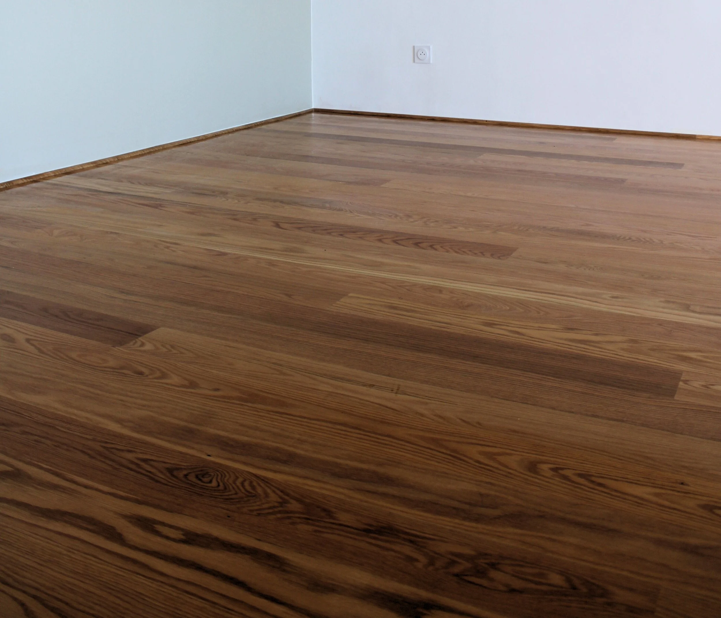 Parquet en bois massif dans une pièce