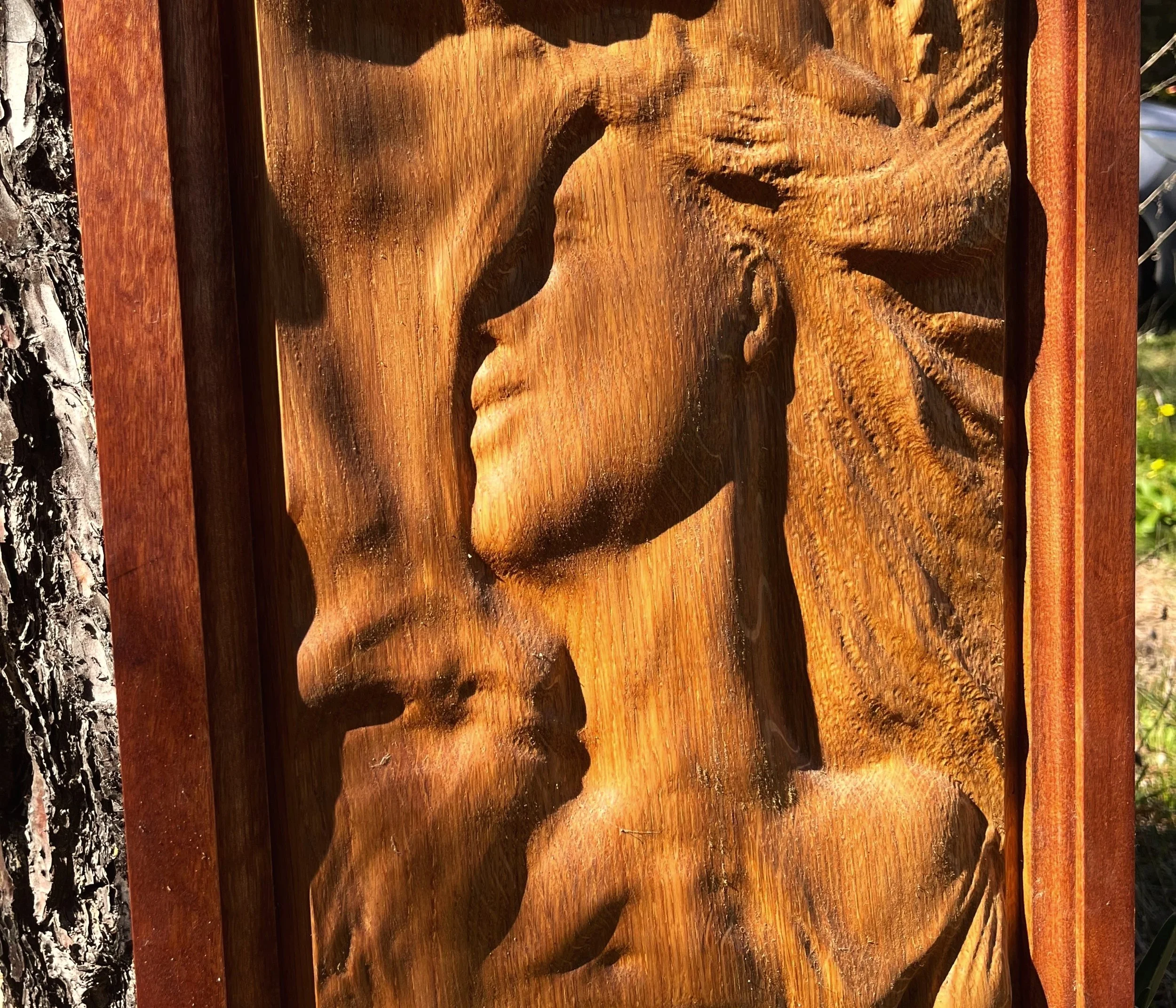 Sculpture en bois fait avec CNC représentant une femme, œuvre artisanale signée Art Design Créations.