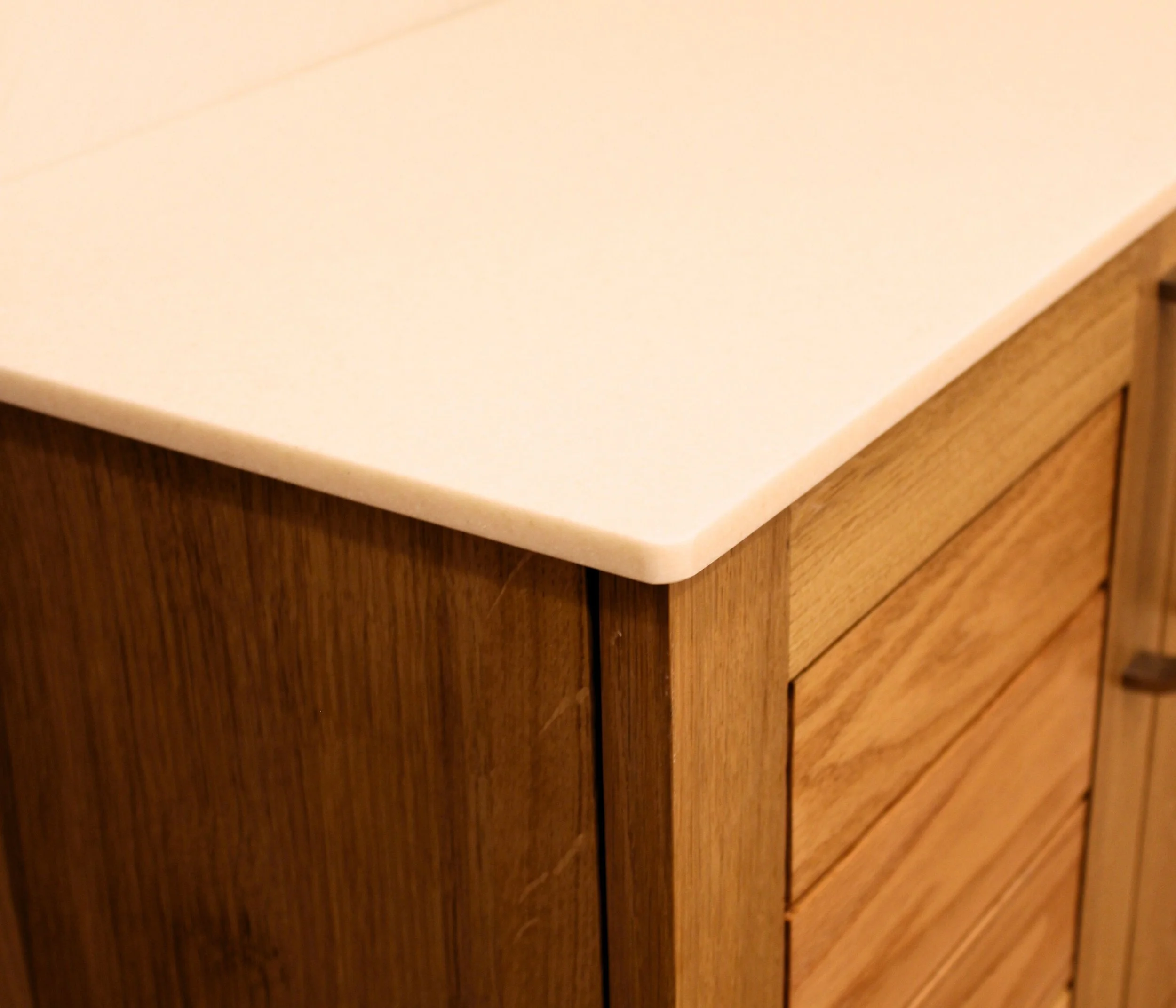 Coin supérieur d'un meuble en bois avec un plateau en corian