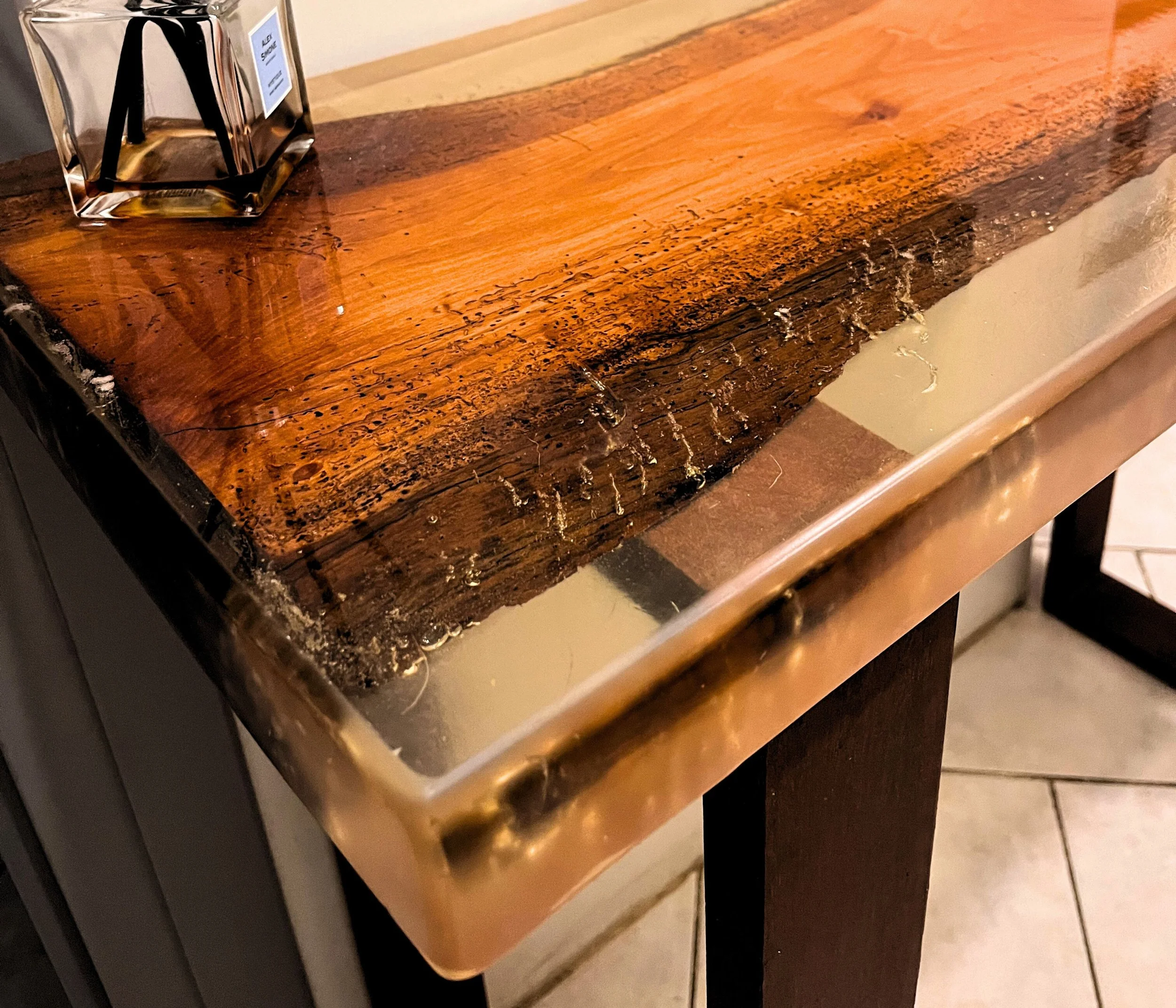 Meuble en bois et résine 