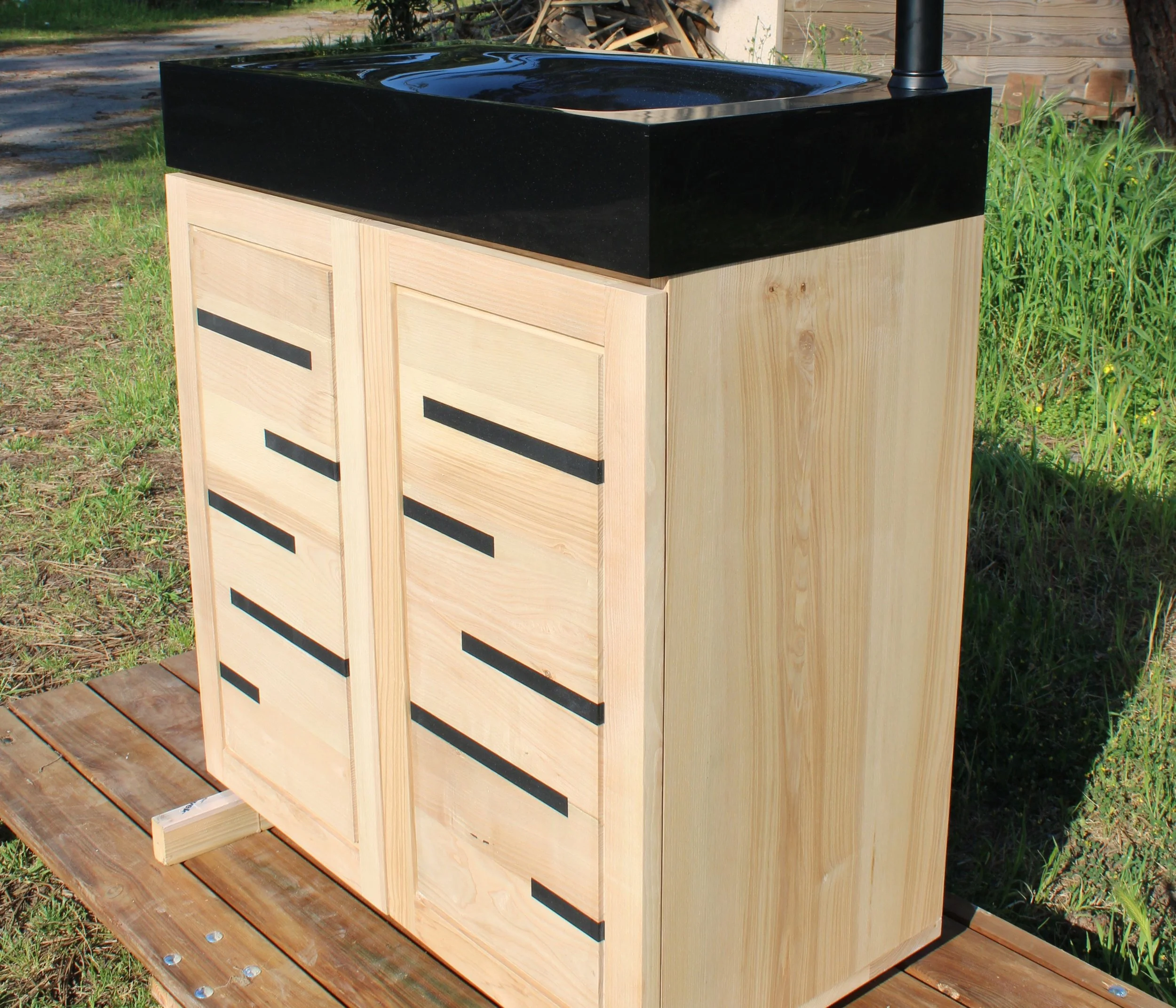 Mobilier meuble vasque en bois et en corian noir