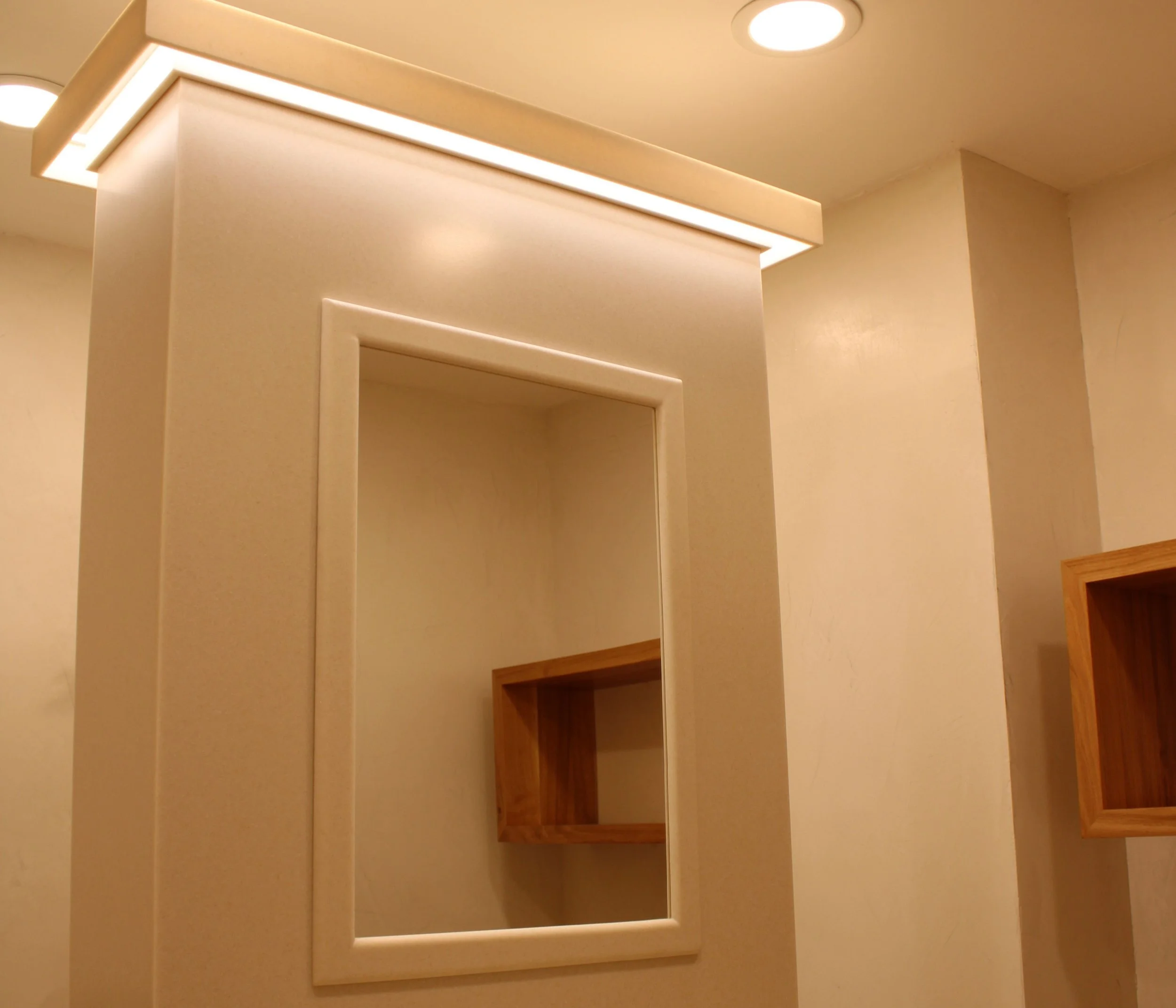 mur de salle de bain avec miroir intégré en corian