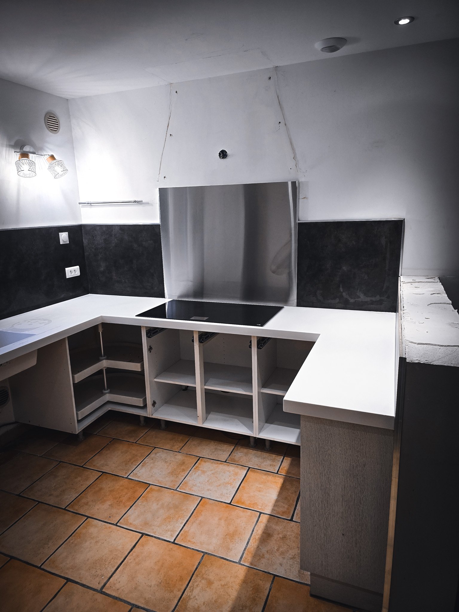 Réalisation d’un plan de travail de cuisine en Corian® sur mesure à Bastia. Ce projet allie design contemporain, finitions haut de gamme et fonctionnalité pour créer un espace de vie élégant, durable et parfaitement adapté aux besoins du quotidien.