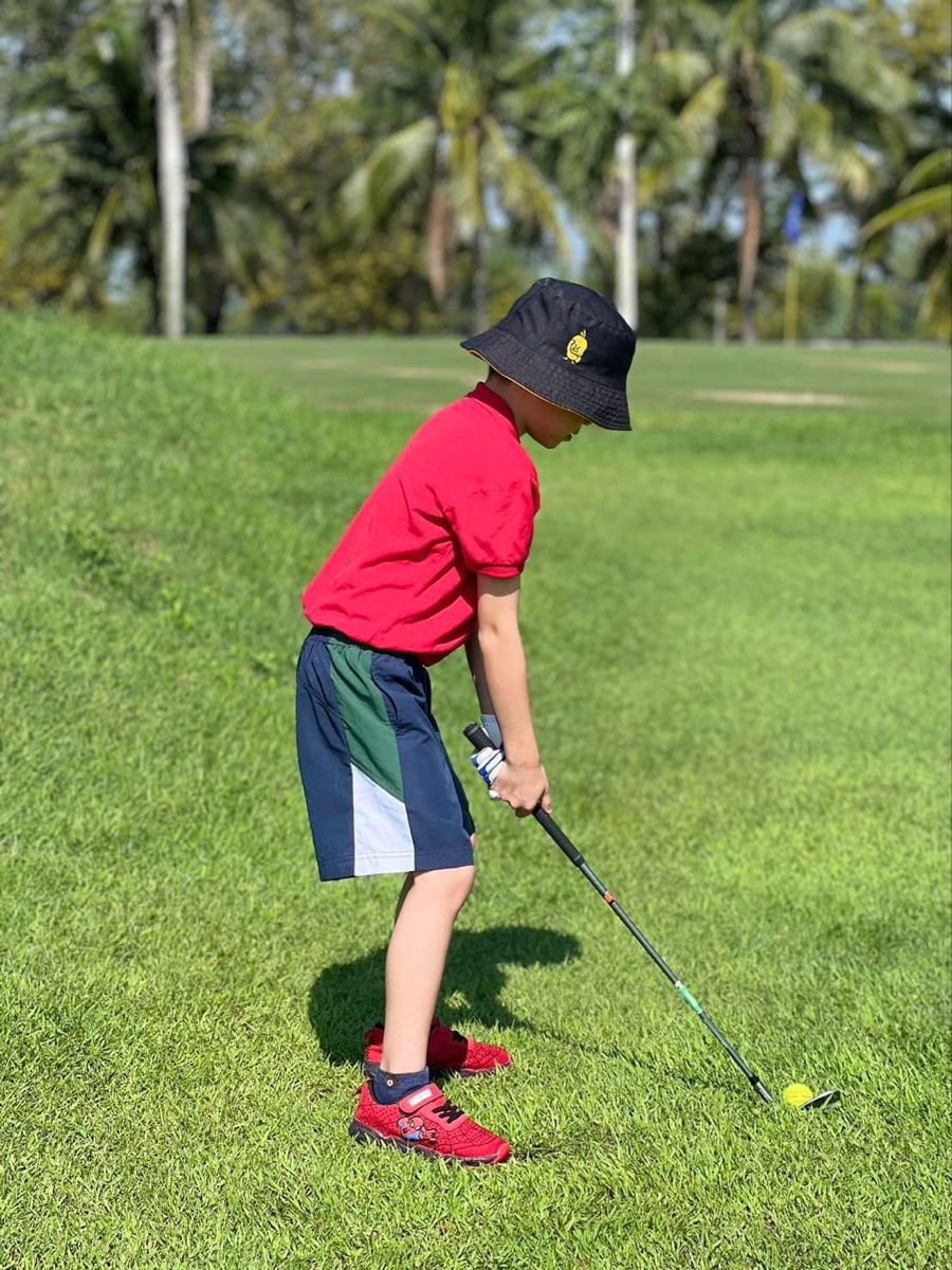 Beginner junior golfer practicing swing at RV Golf Schools camp