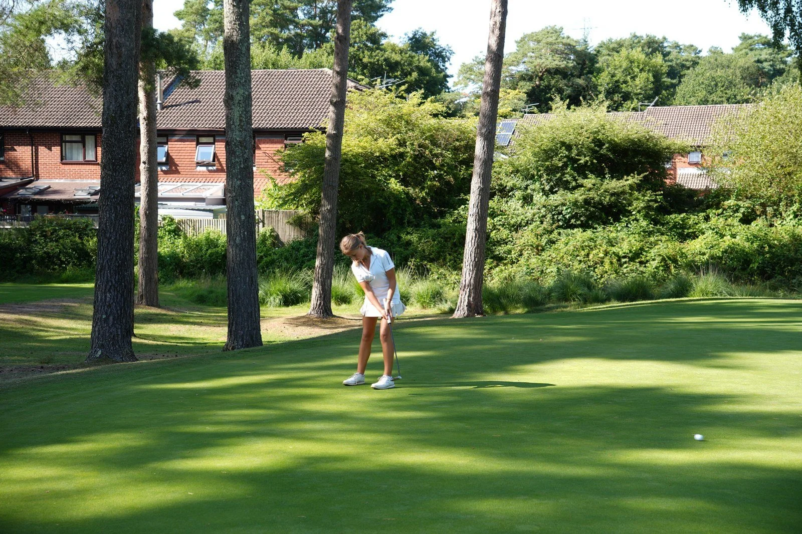 Ella-Louise practising putting during the 2026 London golf camp