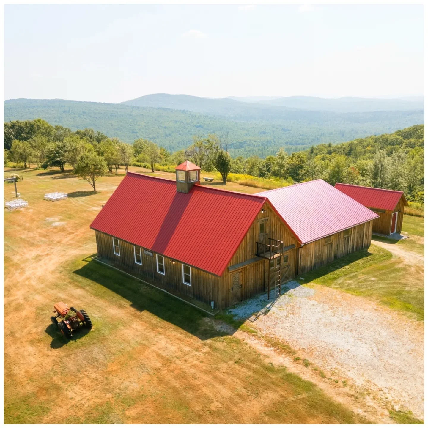 Our barn is serving up rustic charm! 

This 3-season event venue offers a rustic and natural setting for your special day. Since it's a non-traditional space, it doesn't have an event planner or coordinator. This means you have the creative freedom t