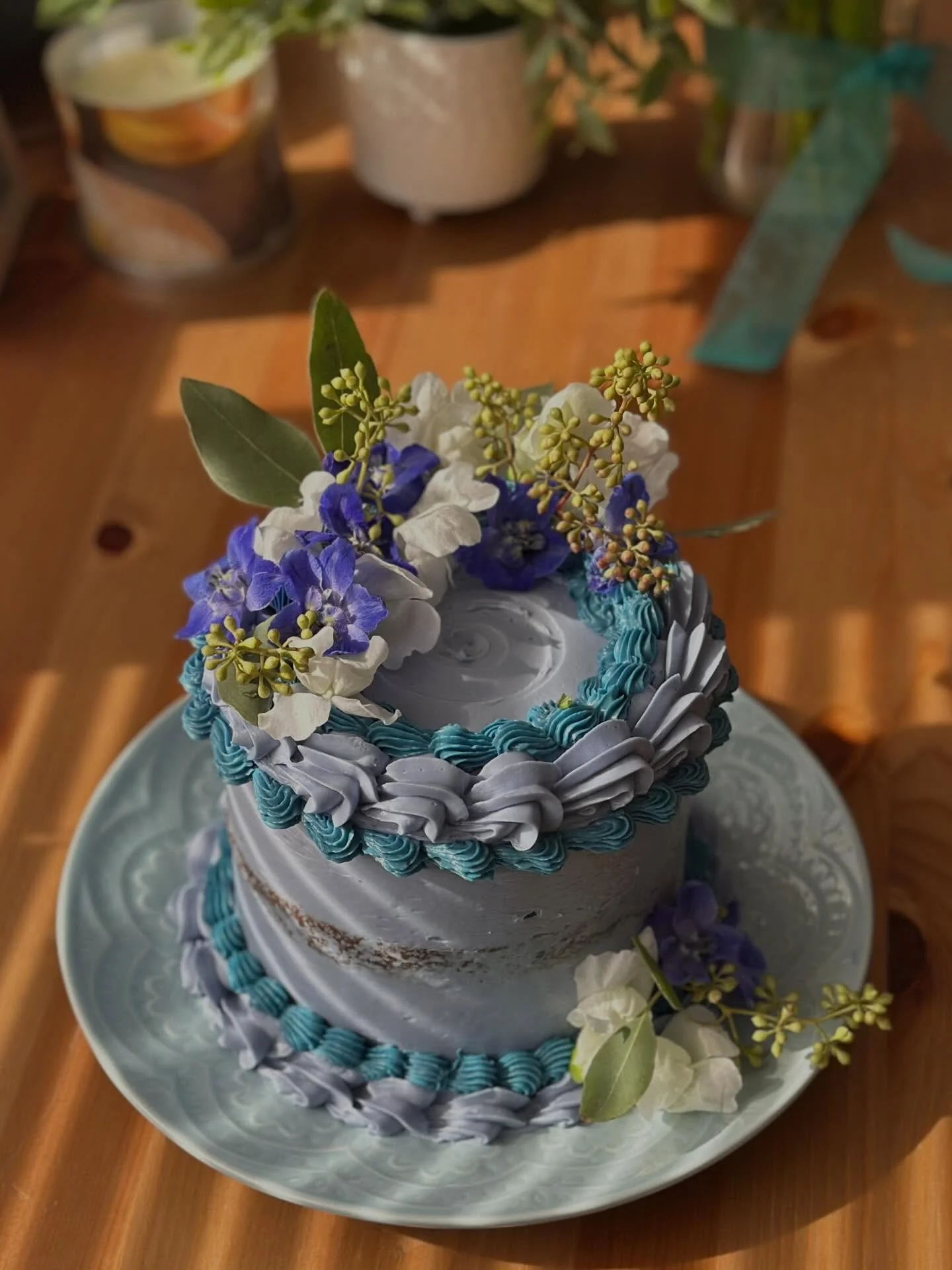 Chocolate Strawberry Cake with beautiful flowers from @greencottagehighfalls

#upstateny #newpaltz #kingstonny #upstatewedding #hudsonvalley