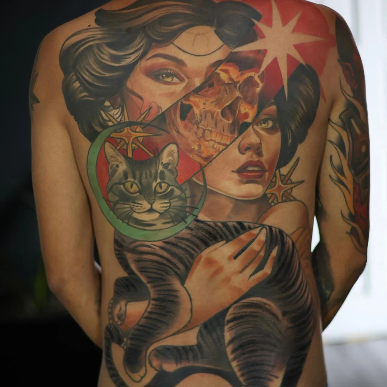 Tatuaje cicatrizado de espalda completa estilo neo tradicional que muestra a una mujer cargando un gato tatuaje a color realizado en la navaja tattoo