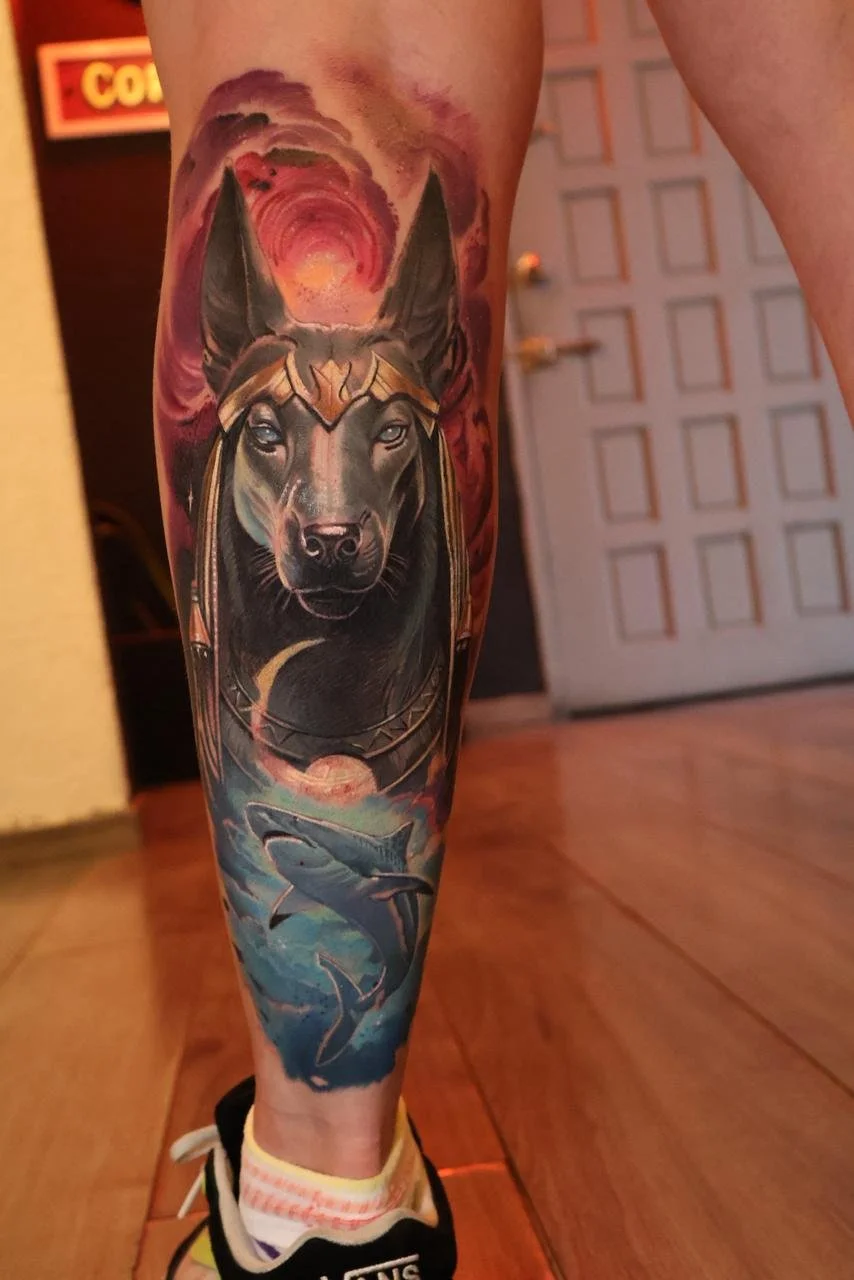 Tatuaje realista a color de la deidad  egipcia Anubis hecho en la navaja tattoo uno de los mejores estudios de tatuaje en la ciudad de méxico