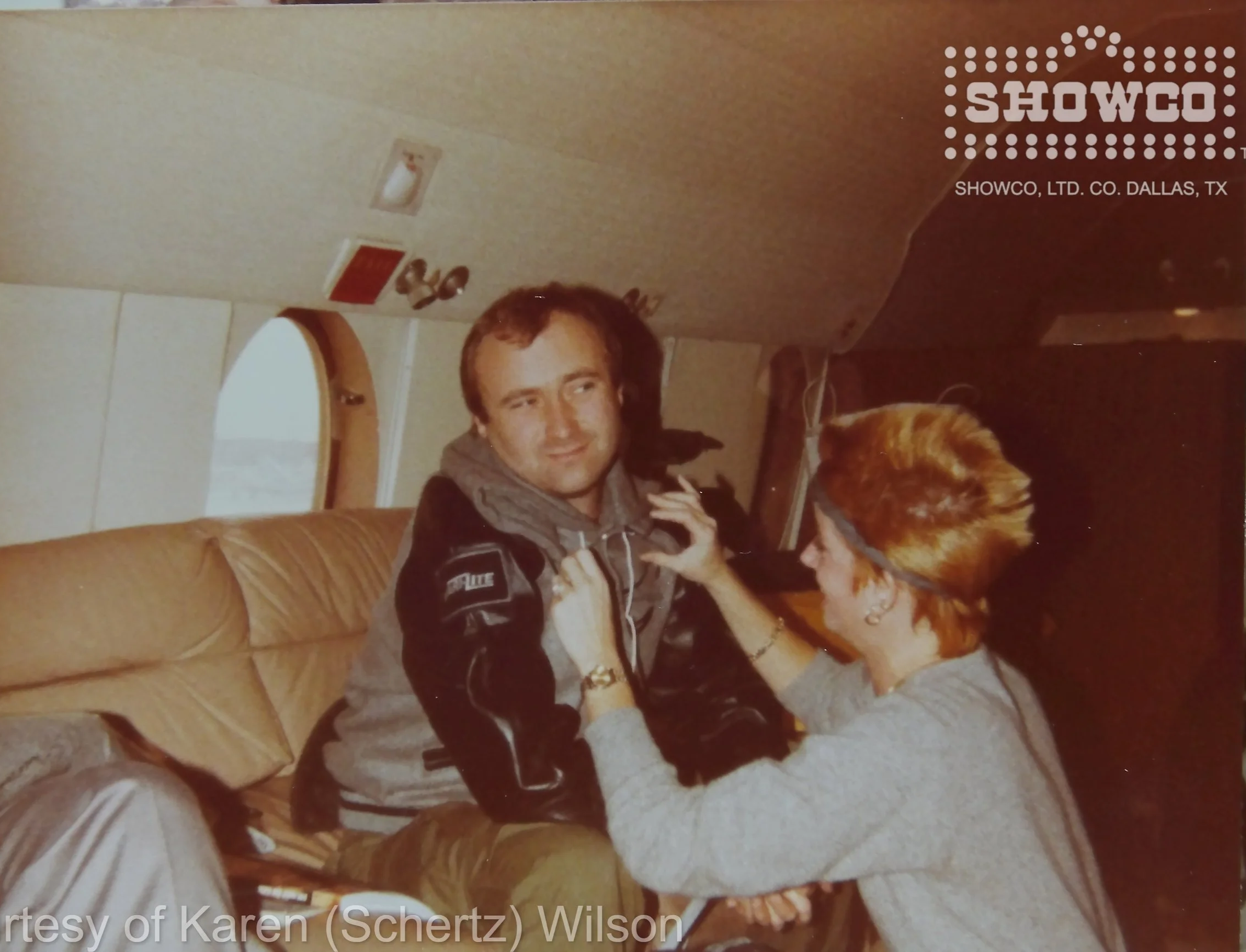 Phil Collins, Jill Collins on plane 1983 Genesis