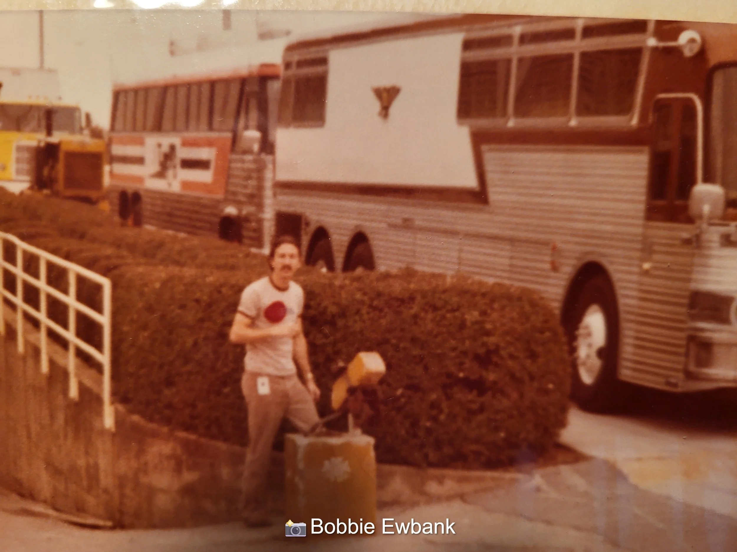1980 VAN HALEN CREW-BUSSES.jpg