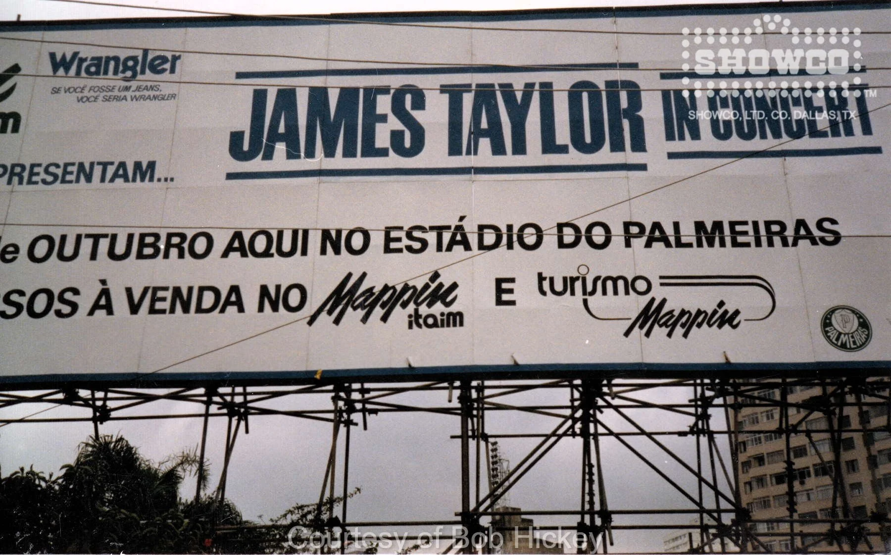 TAYLOR IN CONCERT BRAZIL SIGN.jpg