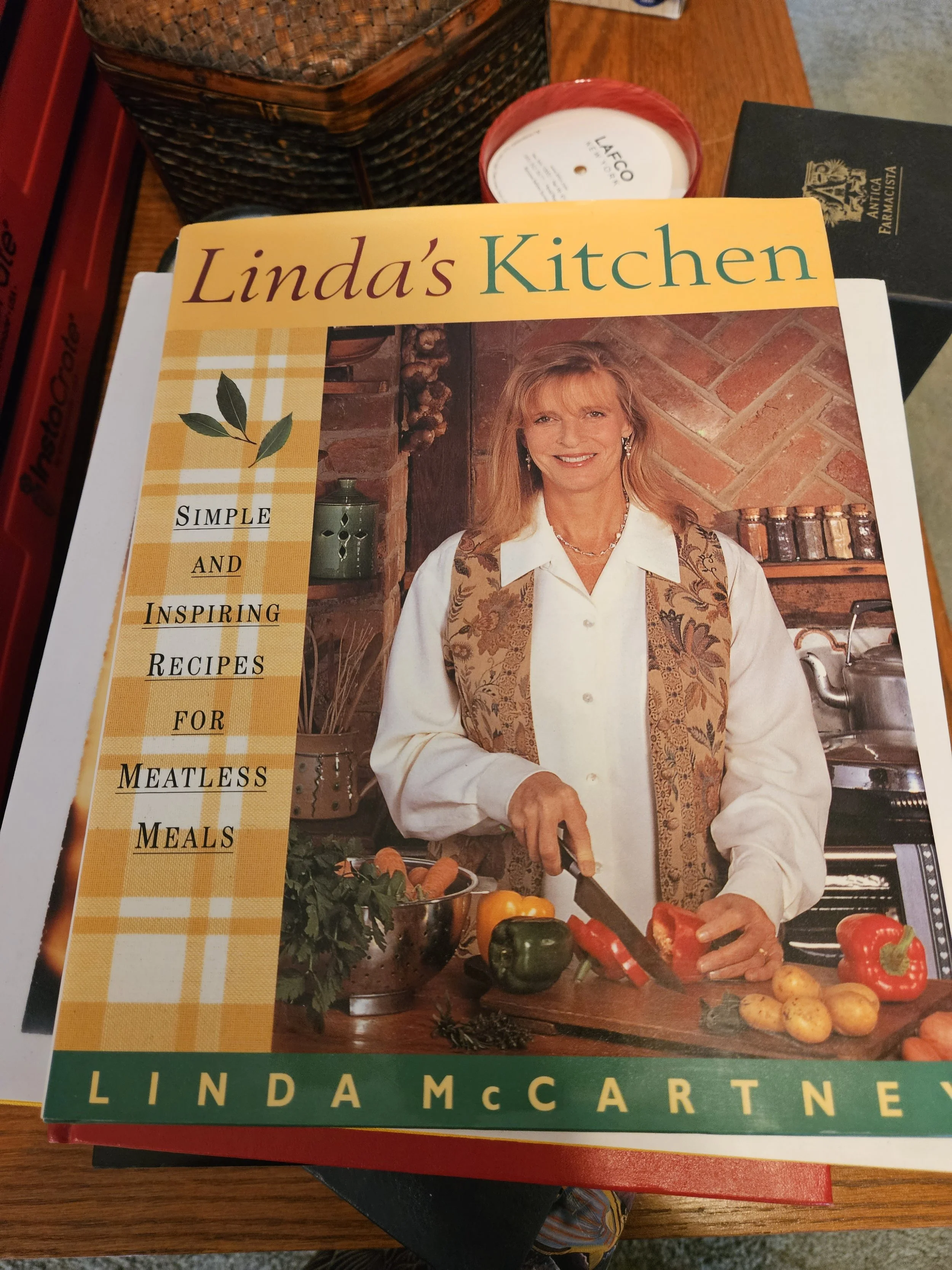 LINDA MCCARTNEY-BOOK-SIGNED-MP (4).jpg