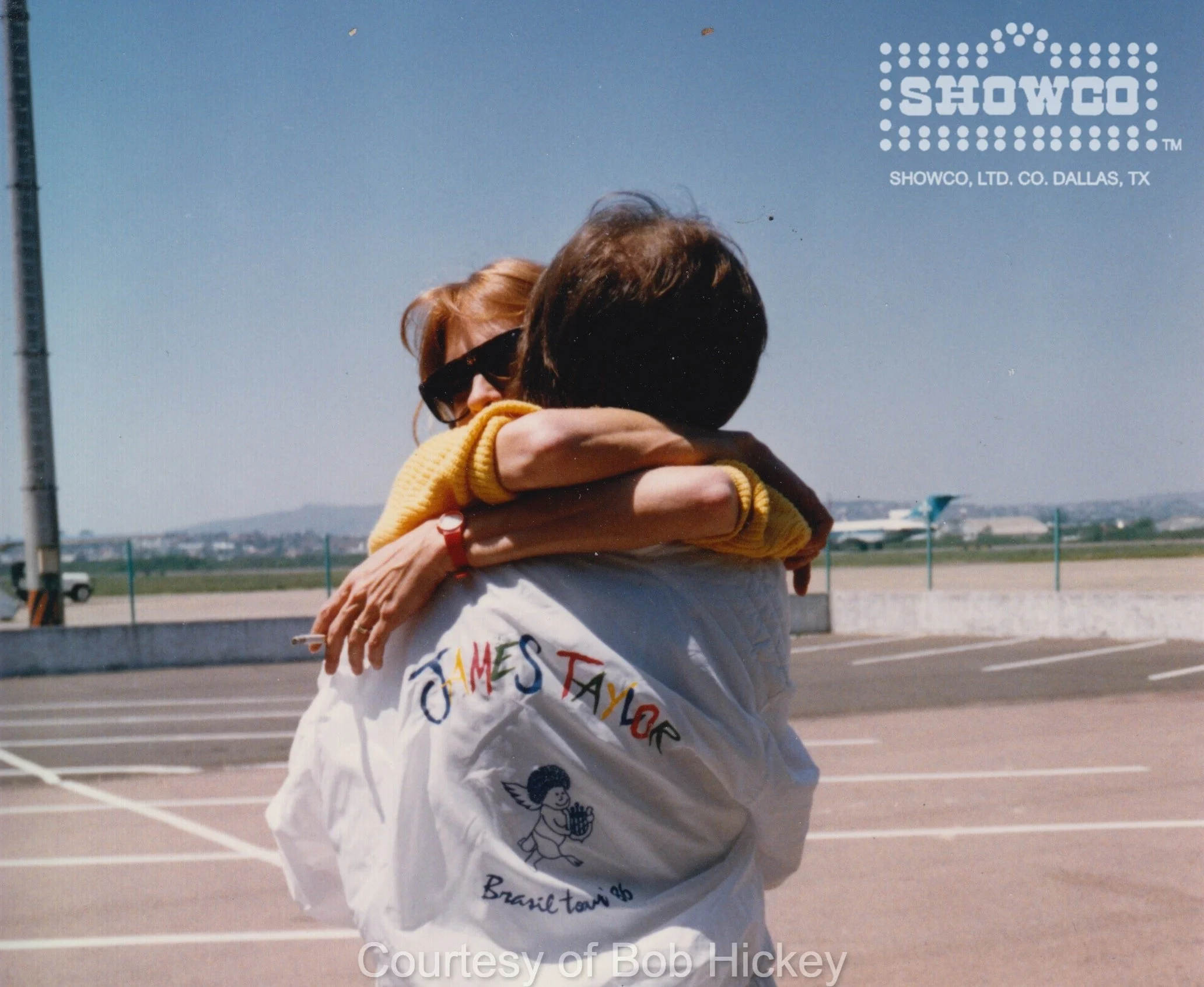 BOB TAYLOR BRAZIL HUG GIRL.jpg