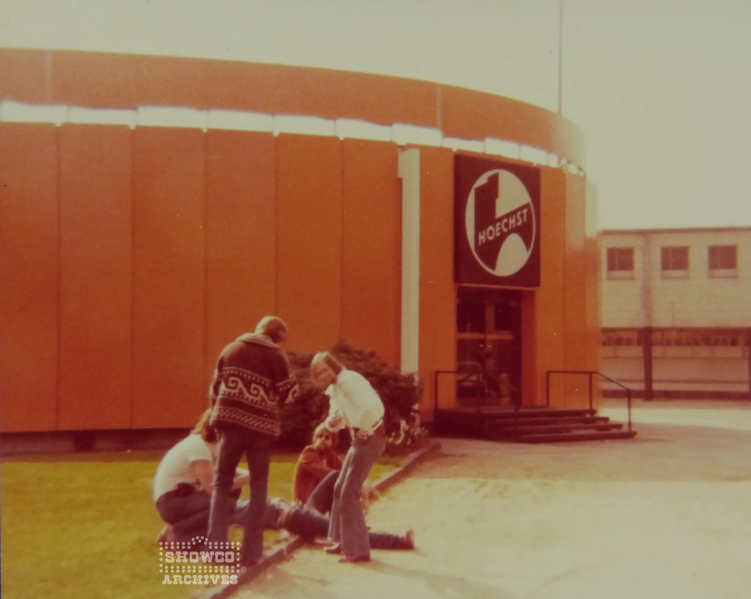 1976 David Bowie Tour - Europe - Buddy Prewitt, Larry Sizemore, and crew
