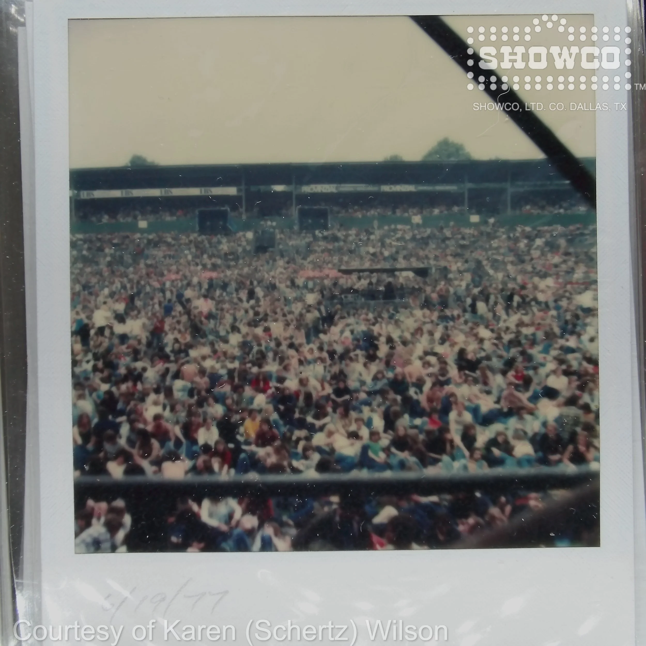 GENESIS LIVE FAN SHOT 6.19.77