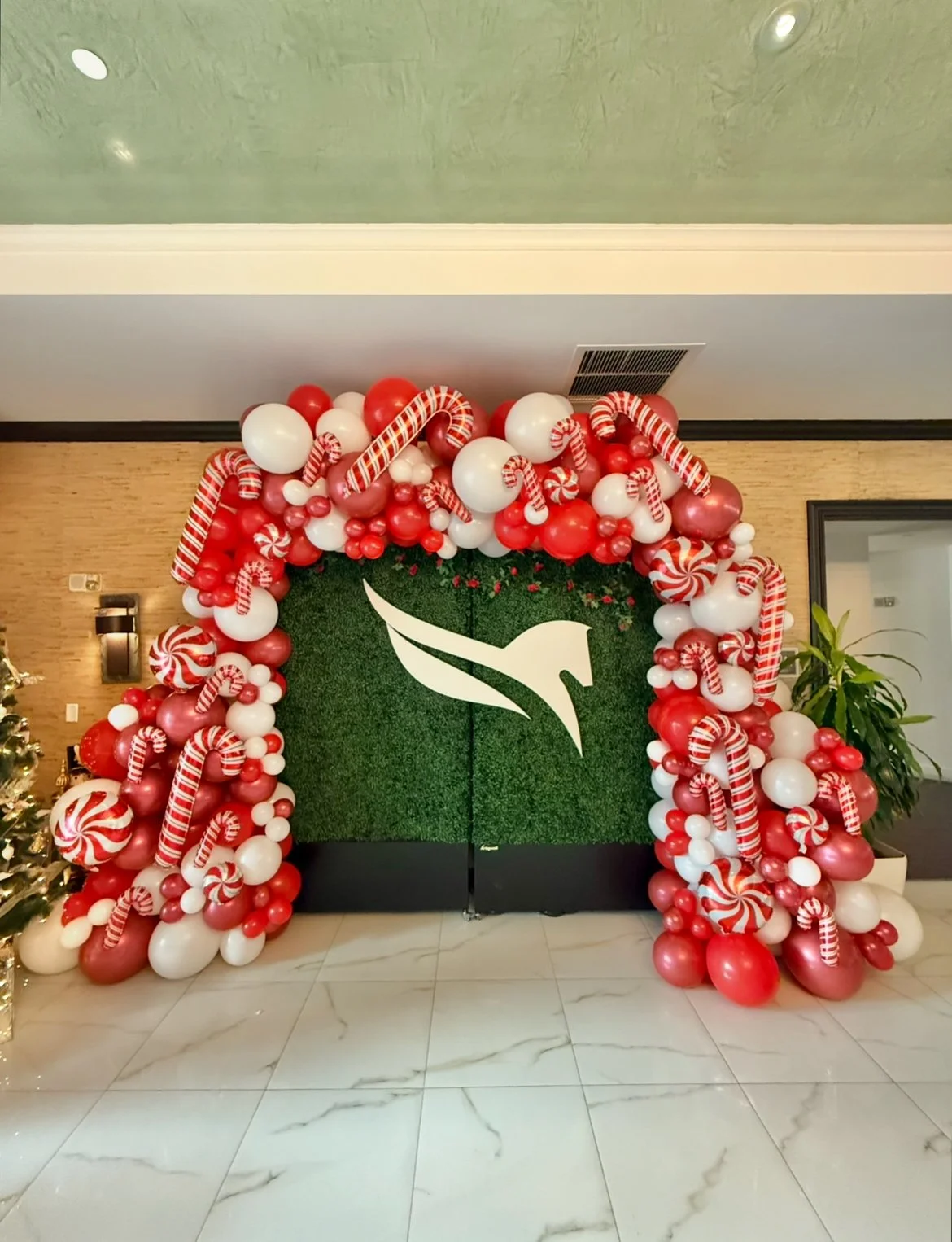 Christmas Garland Step and Repeat.jpg
