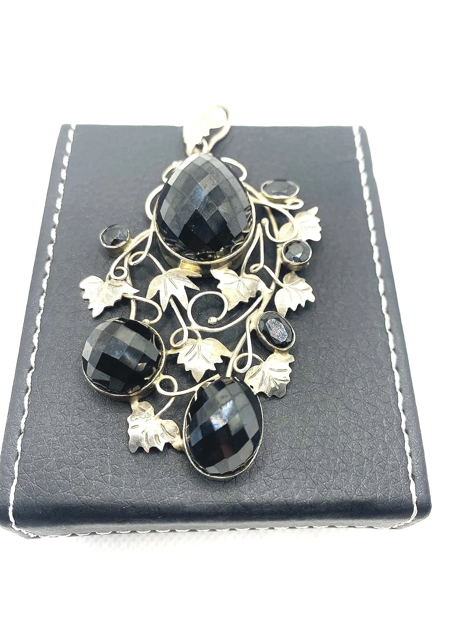 Onyx Vine Pendant
