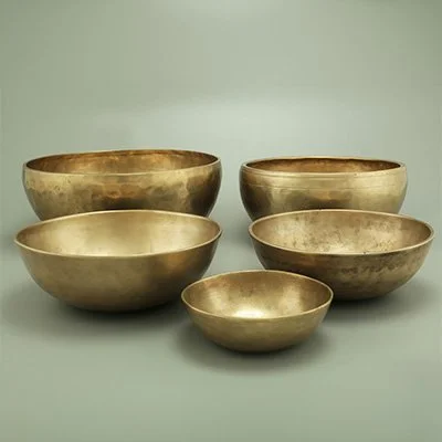 Fünf Metallschalen des Antiquitätendes Antiquitäten Ankaufs Herne