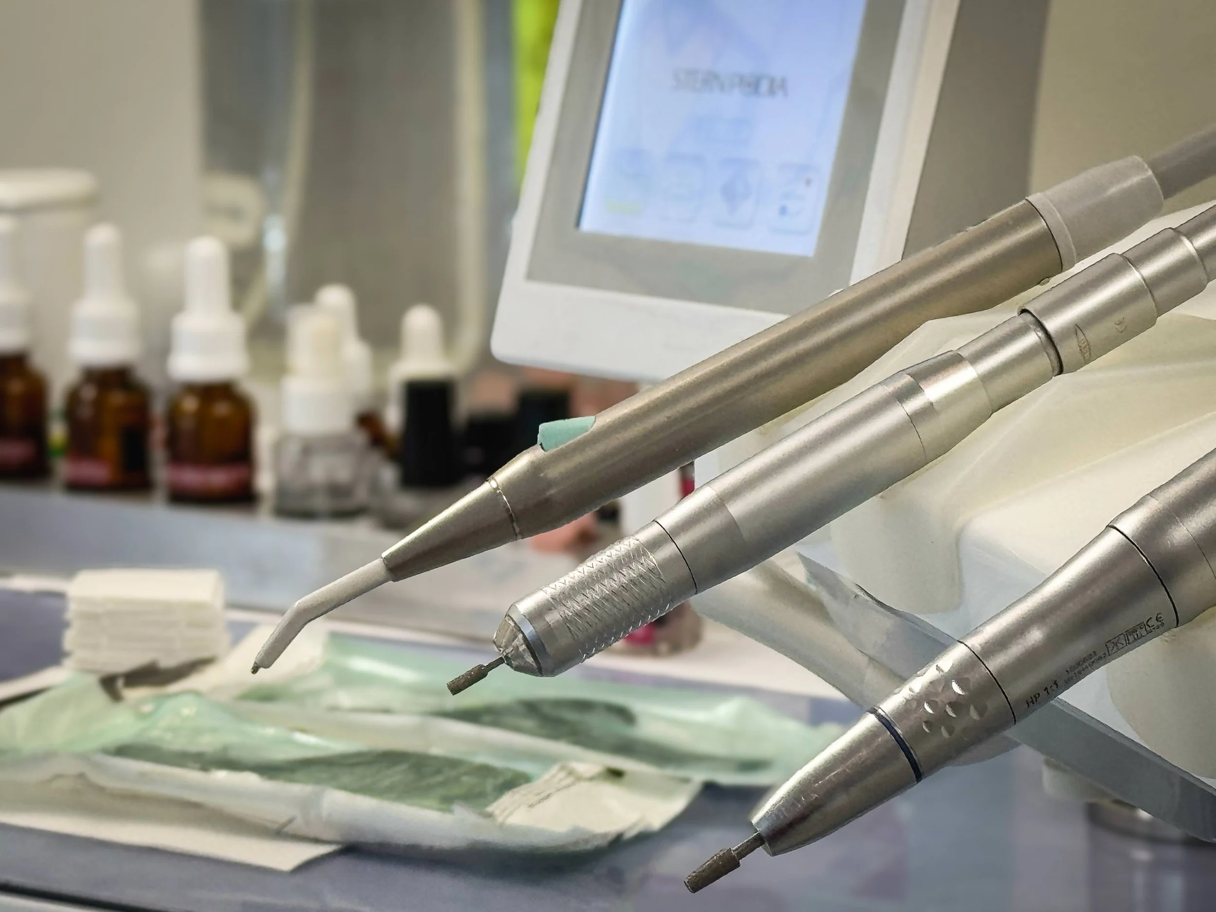 Medizinische Handgeräte und Werkzeuge sowie Zubehör auf einem Behandlungstisch in einer Podologiepraxis.