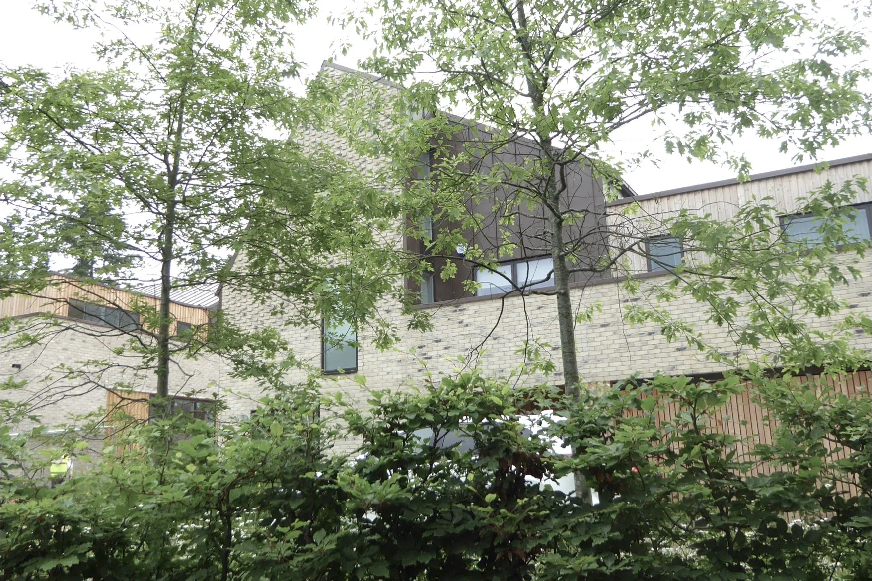 Custom-build courtyard houses at Cumnor Hill designed by residential architect Tobias Weaver