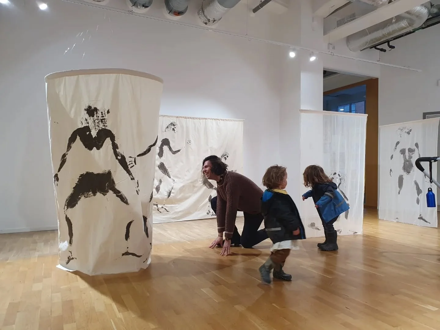 From my exhibition at @Gerlesborgsskolan, November 7&ndash;9. My first time working with a fully developed concept for a solo show &mdash; thank you to everyone who came by. 🌹

#installationart #contemporaryart #textileart
#conceptualart #artreels #