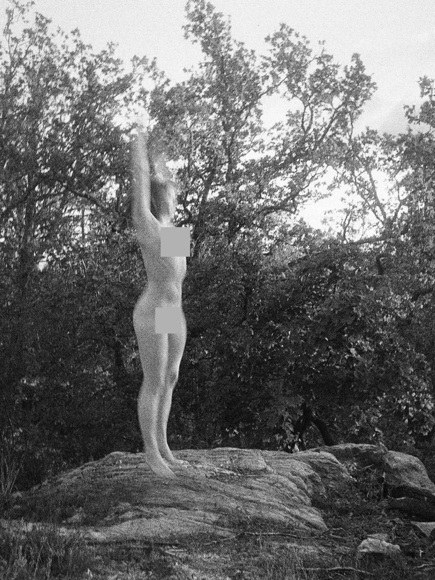 September 2025 - Back to the forest. 
In nakedness.
In need for rest and childishness.

More UNCENSORED photos on my website jaanasalla.se

#blackandwhitephoto #analogphotography #jaanasalla