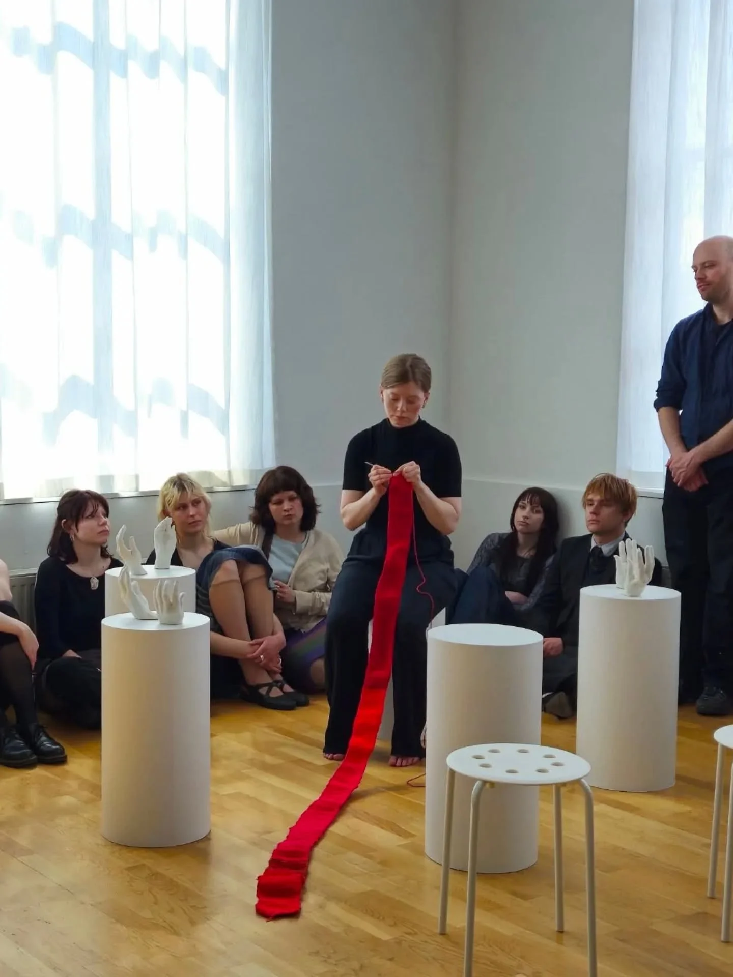 Tack till alla som kom och upplevde mitt verk Hands Through Life under @gerlesborgsskolan v&aring;rutst&auml;llning, och f&ouml;r alla bilder/videos ❤️

N&auml;sta m&ouml;jlighet att se verket och performance blir under utst&auml;llningen Liv / El&au