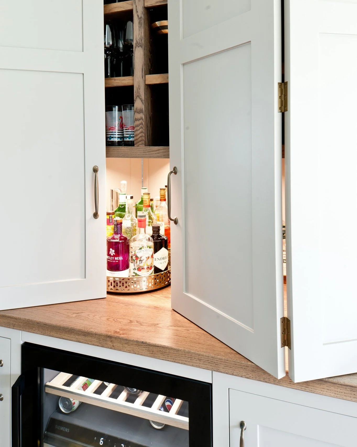 Peeking into the weekend ....

And, how better to do that than with a bespoke drinks cabinet. Open it, open it now! 

#teasingme #bespokedrinkscabinet #bespokefurnituredesign