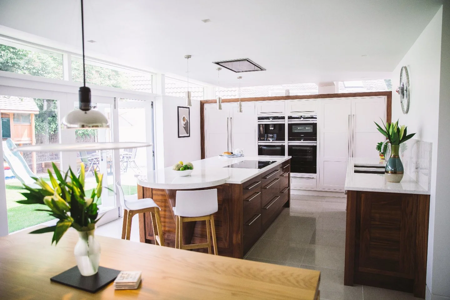 Designed for how we live now.

A space that opens completely to the outside, bringing light, flow, and connection into the heart of the home.

Natural materials, clean lines, and a layout built around both everyday living and effortless entertaining.