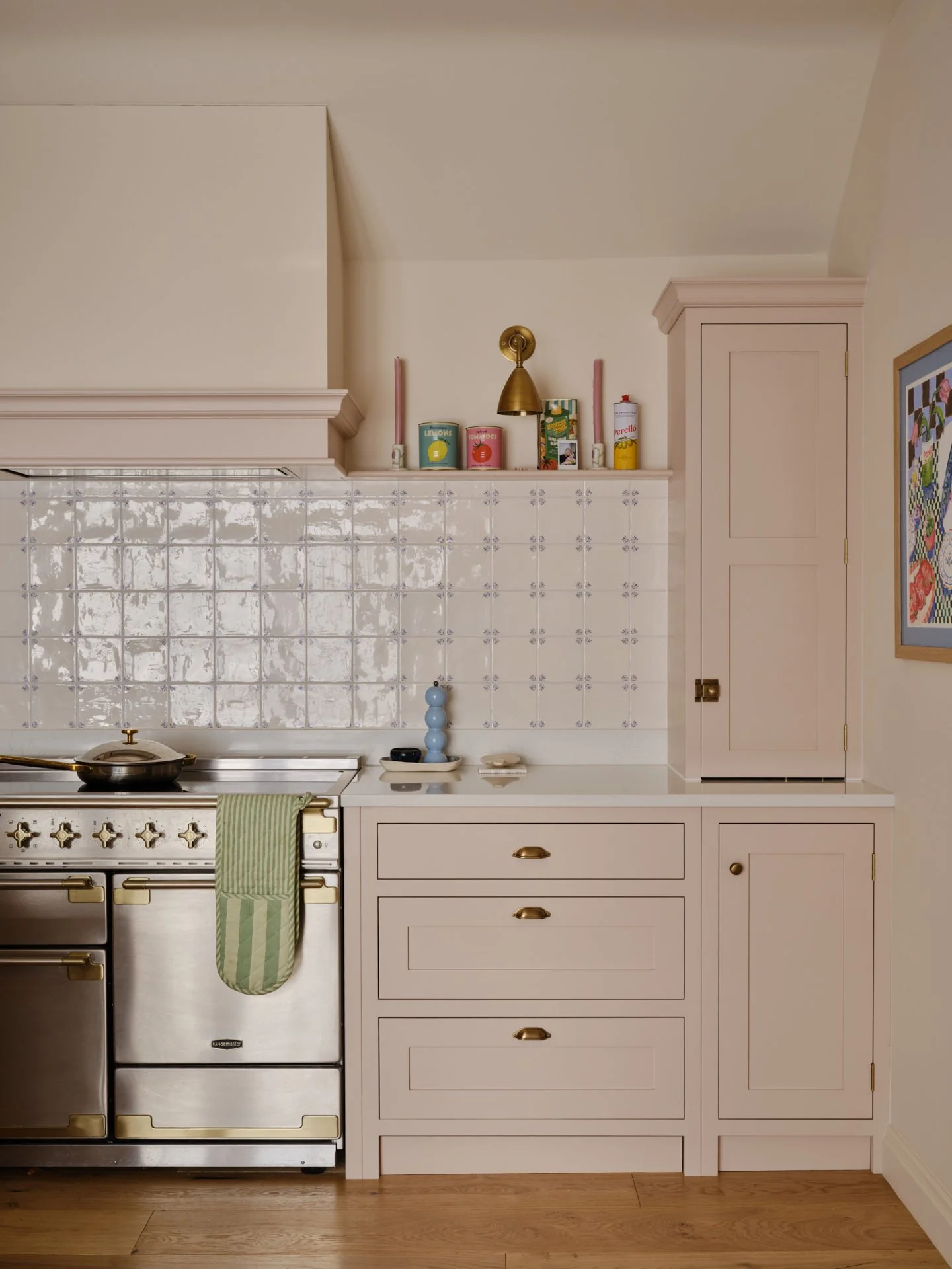 Another look at something we&rsquo;ve just completed&hellip;

Soft tones, natural textures, and details designed to feel both timeless and lived-in.

The full project will be available to see on our website this Bank Holiday weekend.

#KitchenDesignU