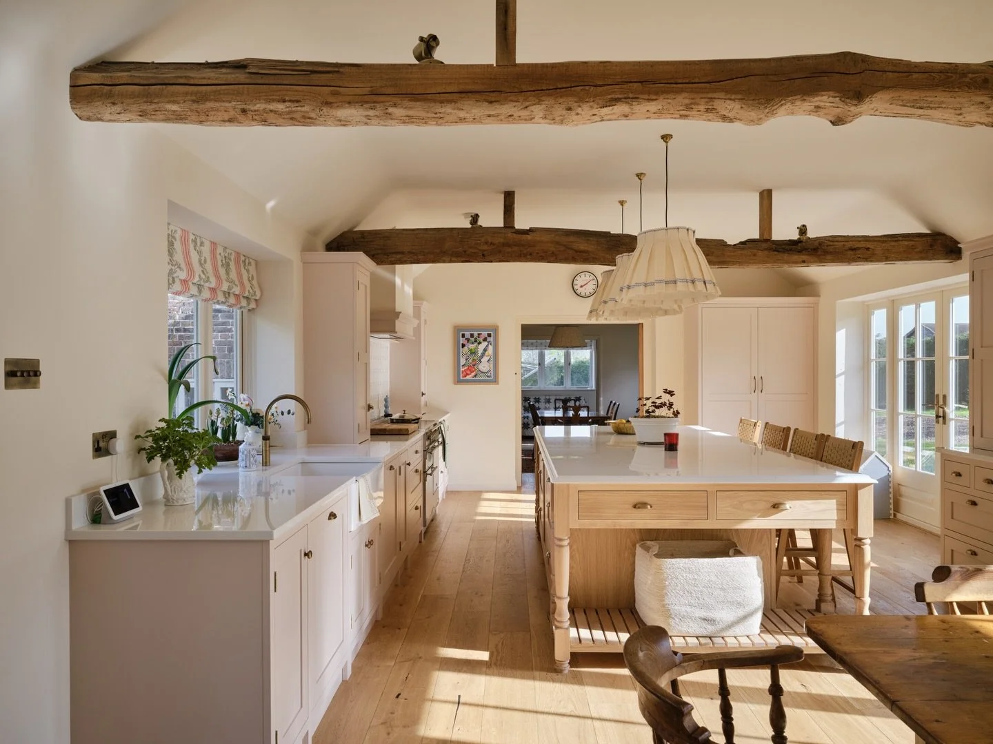Welcoming the weekend! And it&rsquo;s a wonderfully long one! 🙌🏻 

Our latest beautiful bespoke kitchen project is published on our website, under &lsquo;projects.&rsquo; It&rsquo;s called Watermans Lane and we are loving this one&rsquo;s prettines