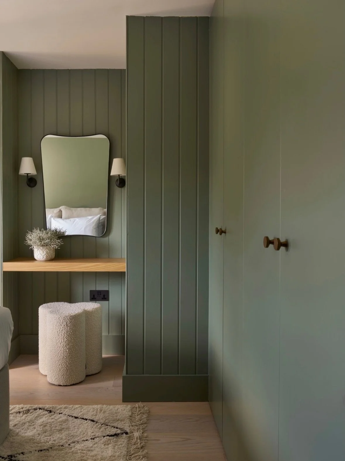 We are living this green 💚

Working with @designspacelondon this bespoke bedroom furniture is part of a stunning whole-home project, beautifully finished and captured. 

#bedroomfurniture #bespokefurniture #greenwardrobe #interiordesignlondon