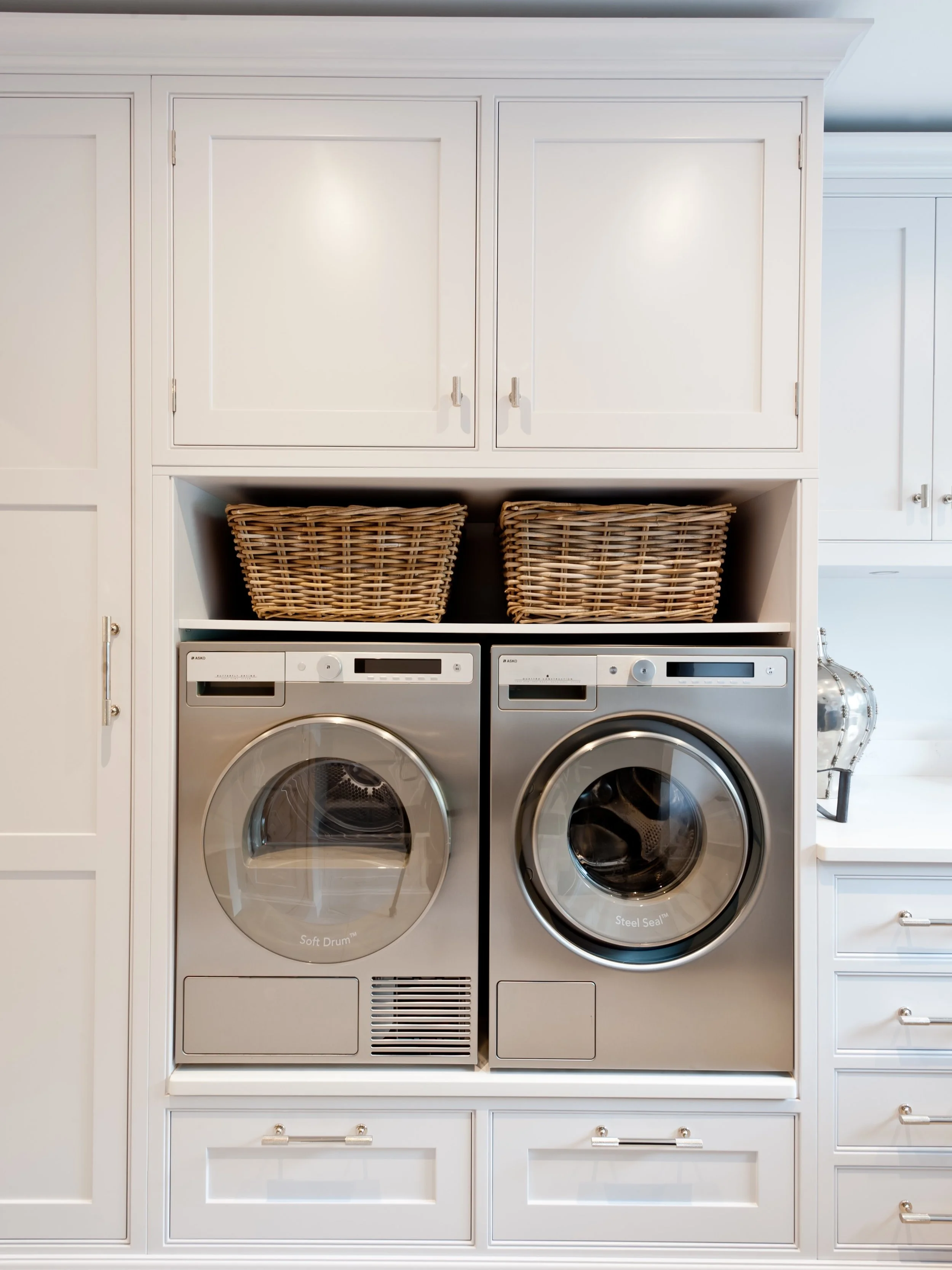 We are entering tumble-dryer season 😭

It&rsquo;s colder, it&rsquo;s wetter, it&rsquo;s darker. But not in this laundry room. 

Gorgeous painted fitted furniture by the #collinsbespoke team.
Statement appliances by @askoappliancesuk 

#laundryroom #